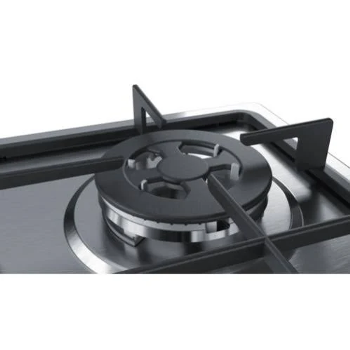 Zbliżenie palnika kuchenki gazowej z czarnym rusztem, na powierzchni ze stali nierdzewnej.