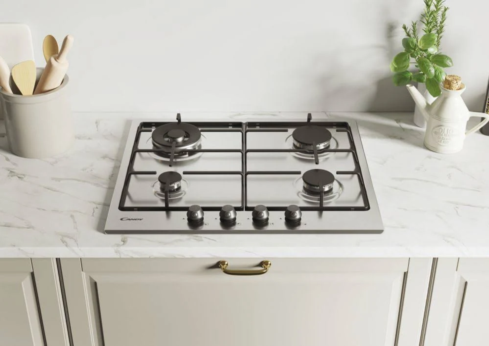 Płyta Candy na marmurowym blacie z szafkami poniżej. Naczynia i roślina w tle.