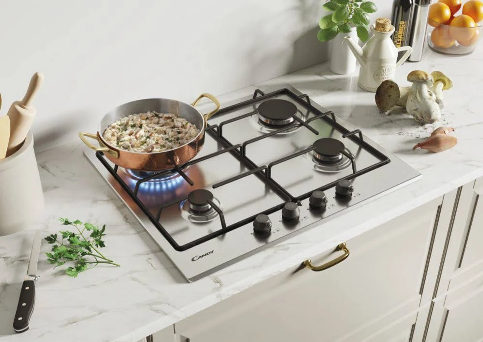 Nowoczesna kuchnia z gazową płytą grzejną ze stali nierdzewnej, na której gotuje się patelnia.