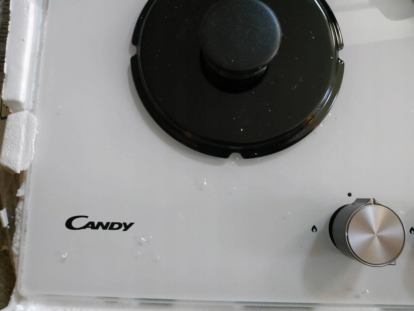 Czarna płyta elektryczna z czterema okrągłymi palnikami, osadzona w jasnym blacie.