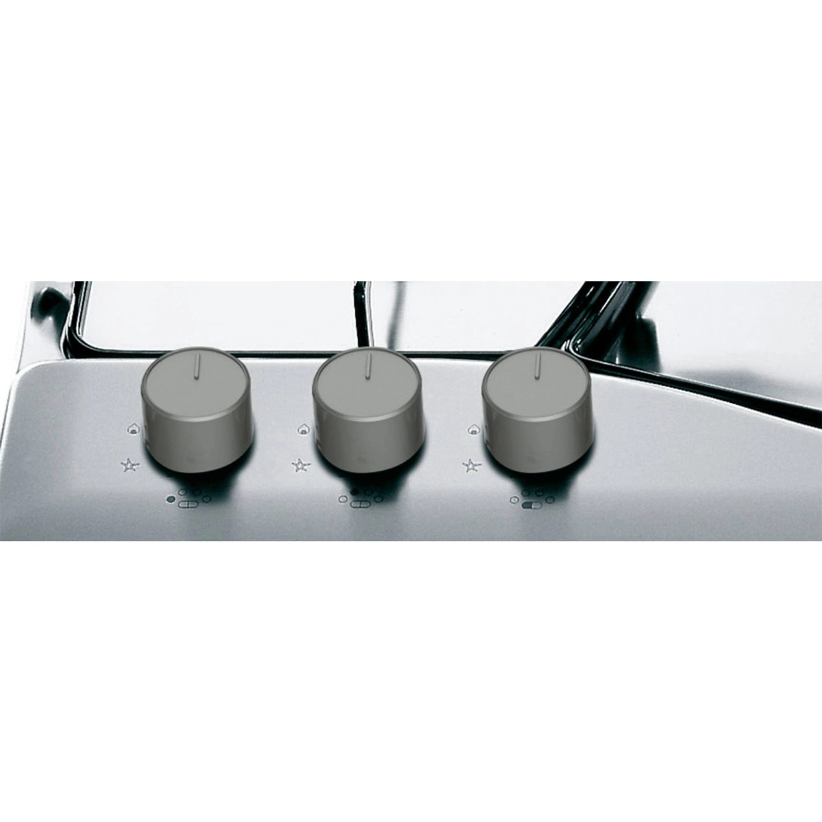 Nowoczesna kuchnia z wyspą, płytą grzejną, okapem i oknami.