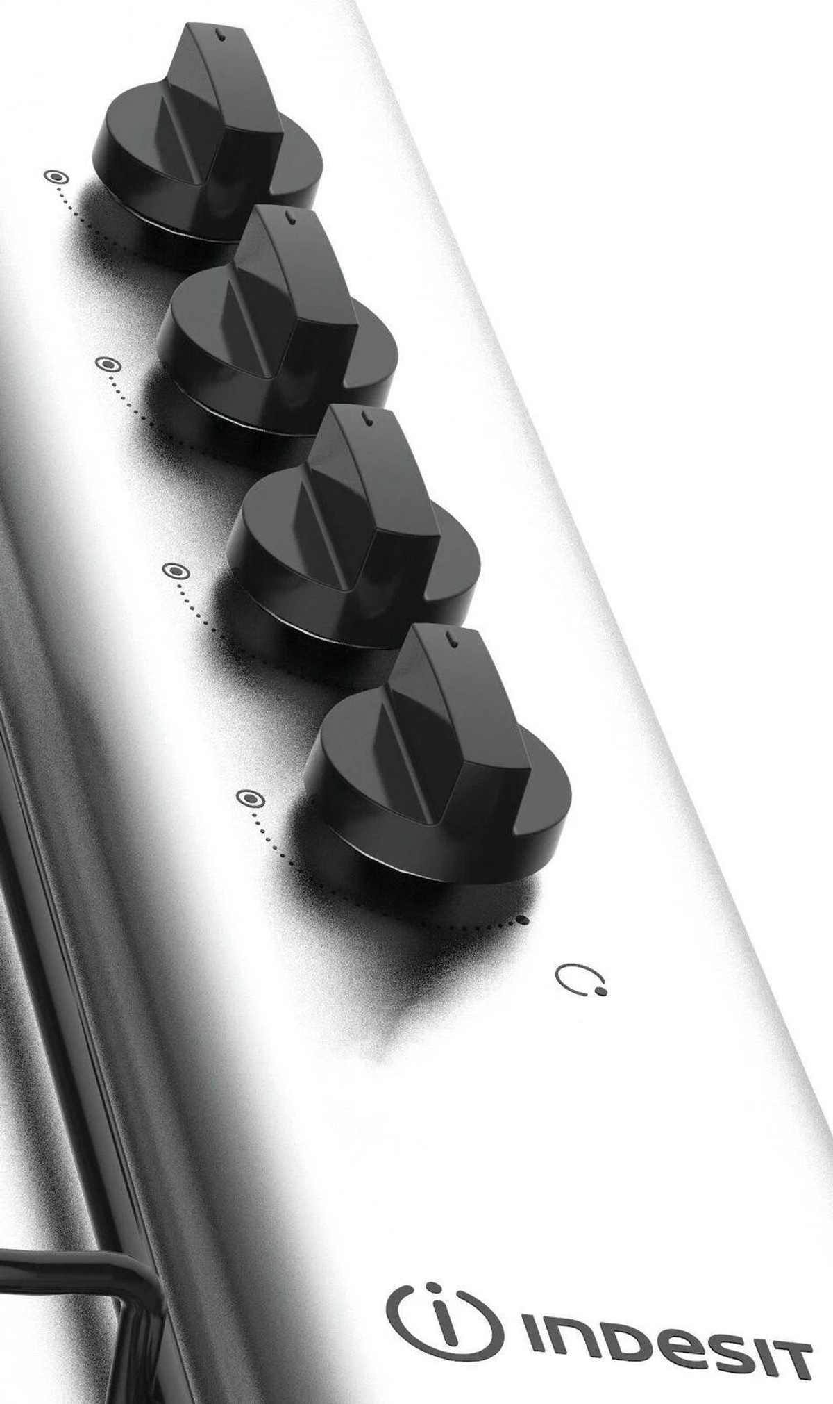 Zbliżenie na cztery czarne pokrętła na srebrnej powierzchni.