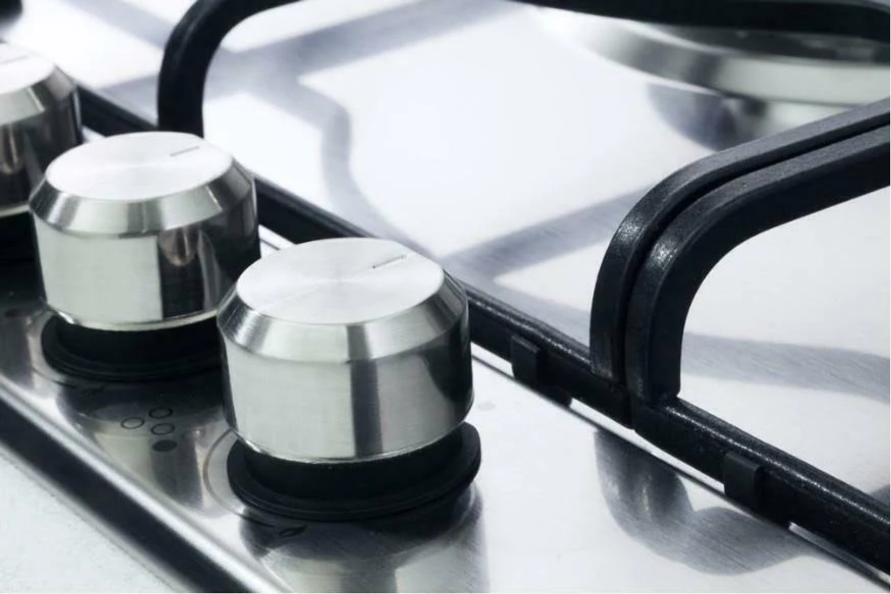 Pokrętła płyty grzejnej, zbliżenie, metal i czerń.