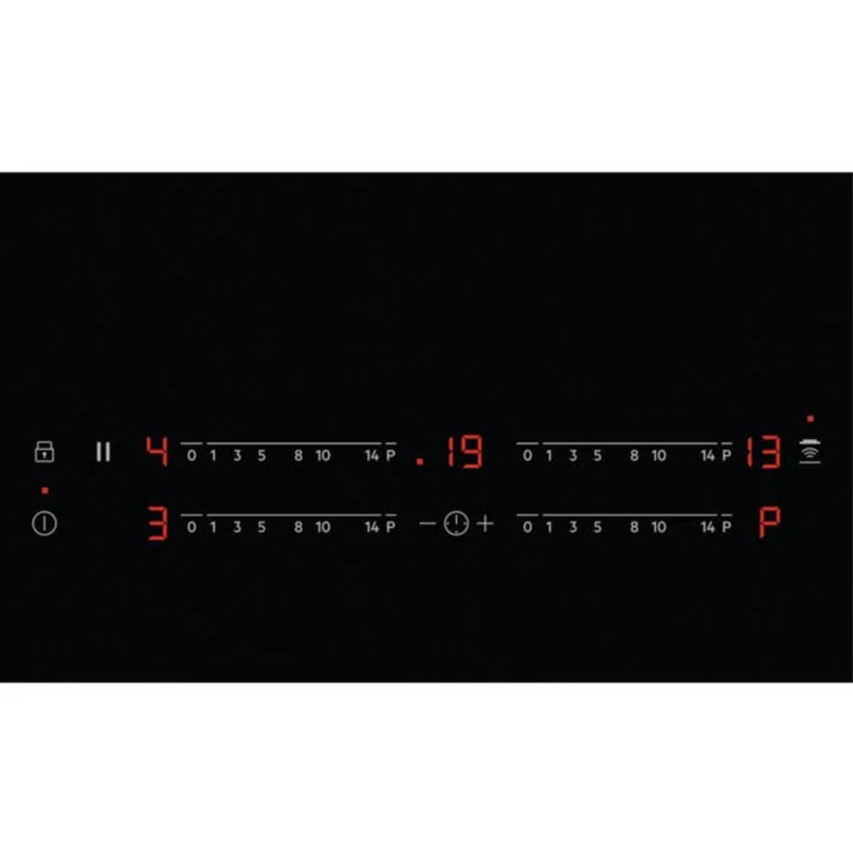 Primo piano del pannello di controllo di un piano cottura a induzione che mostra numeri e simboli digitali.