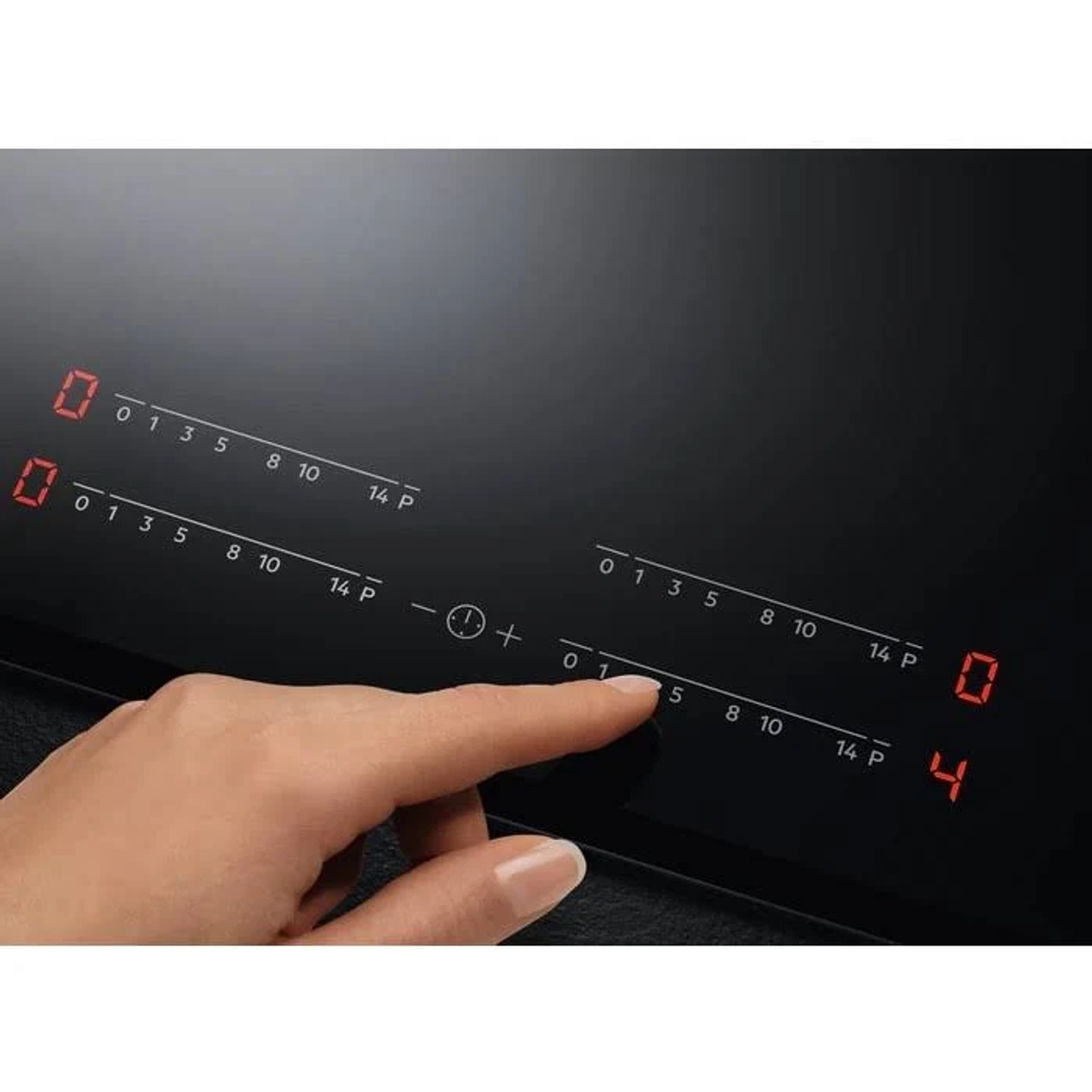 Mano che regola il pannello a sfioramento su un piano cottura nero, display digitale.