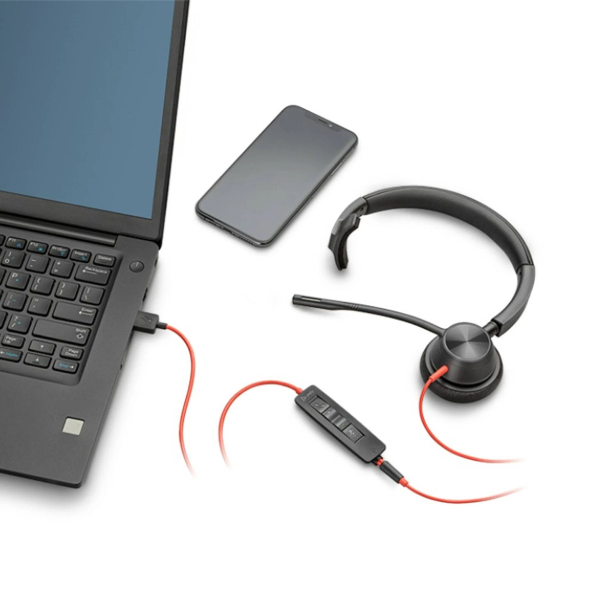 Laptop, smartphone y auriculares. La configuración está sobre una superficie blanca. Los auriculares son negros y rojos.