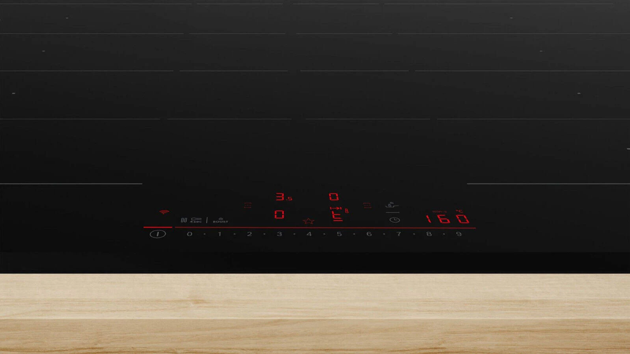 Czarna płyta grzewcza z cyfrowym wyświetlaczem pokazującym liczby i symbole.