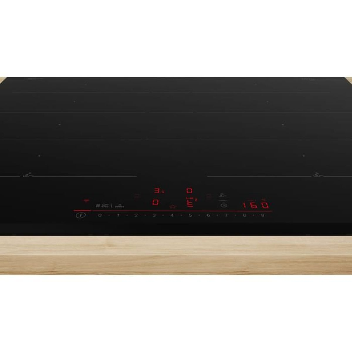 Czarna płyta grzewcza z czerwonym wyświetlaczem cyfrowym. Płyta grzewcza na jasnej drewnianej powierzchni.