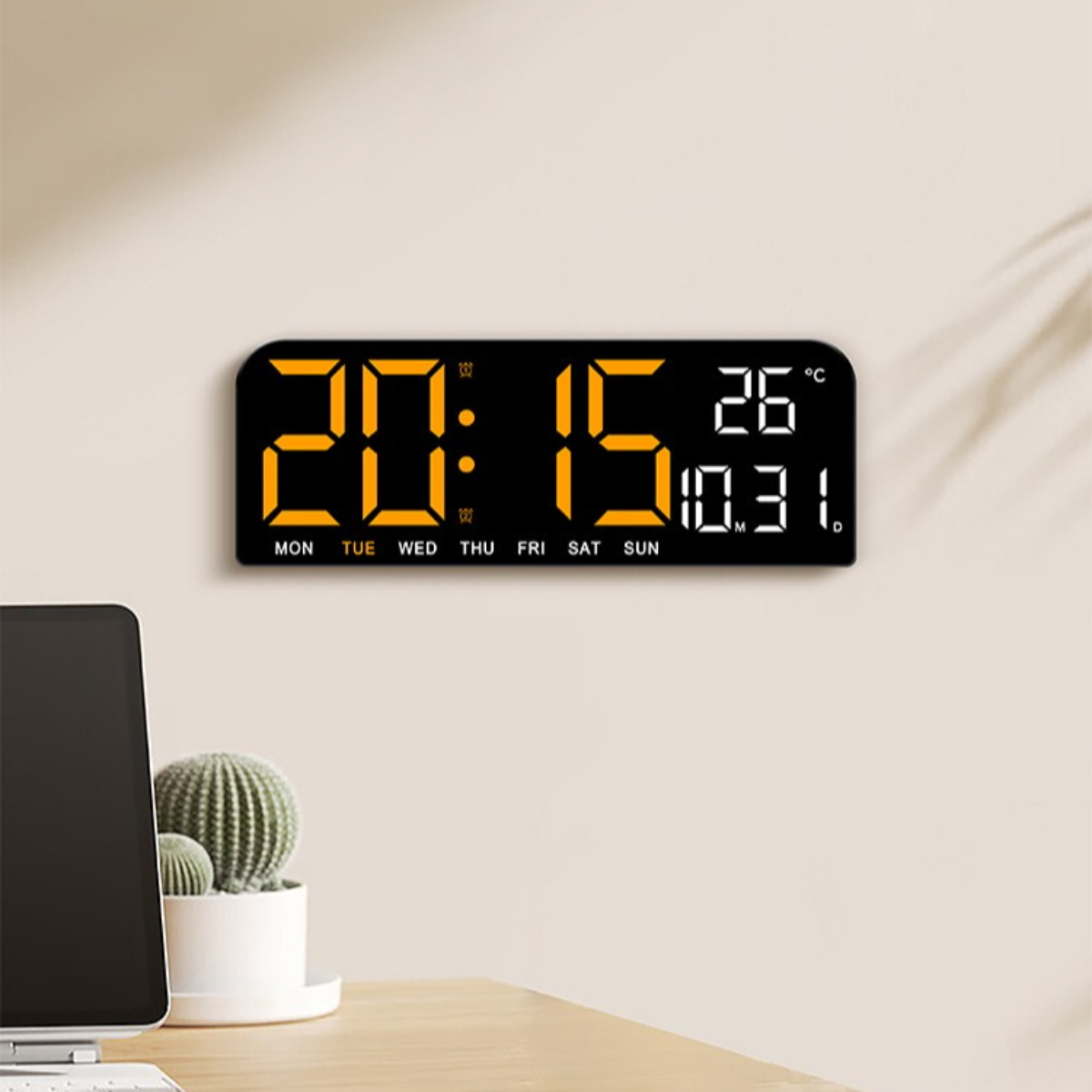 Eine Digitaluhr, die Zeit und Datum an einer Wand anzeigt.