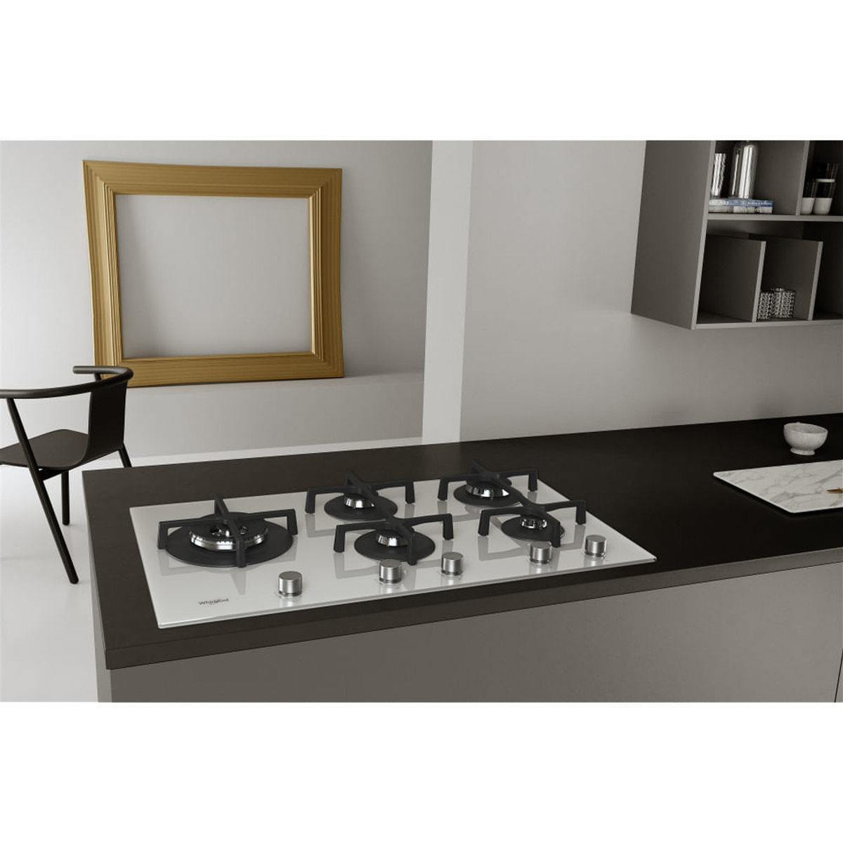 Biała kuchenka gazowa z czarnymi palnikami i srebrnymi pokrętłami, ustawiona na szarym blacie. Obok czarne krzesło.