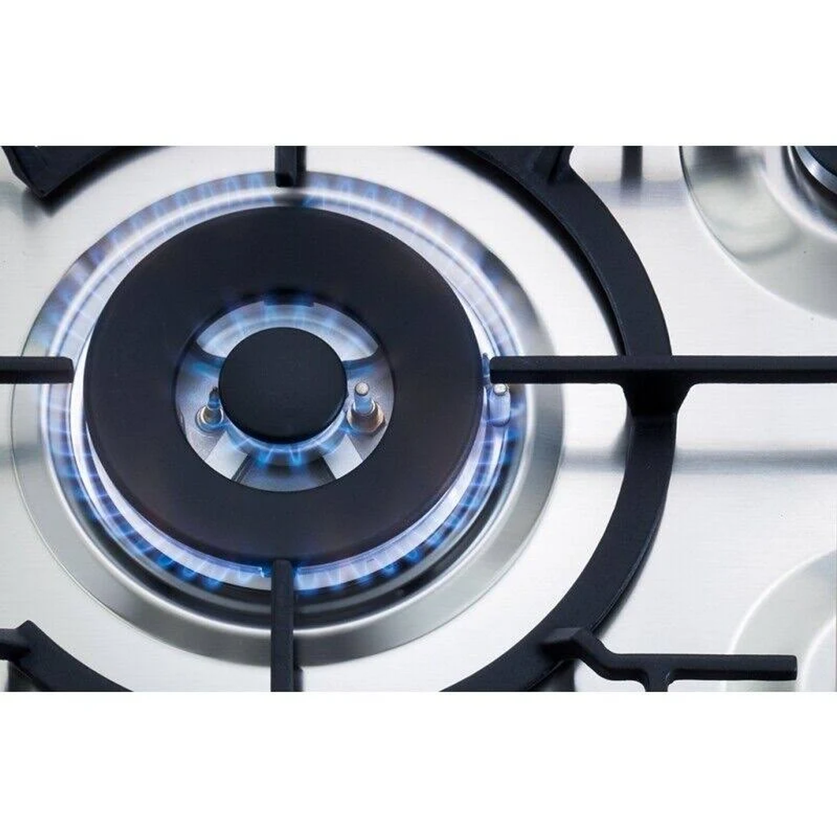 Zbliżenie na palnik płyty grzewczej z niebieskimi płomieniami.