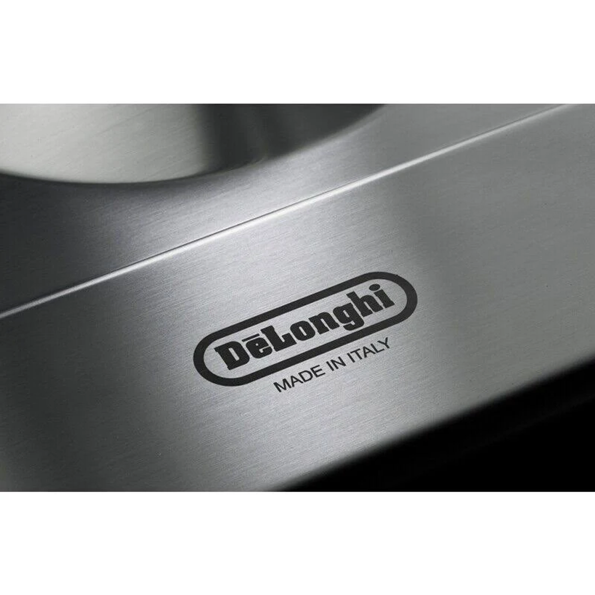 Zbliżenie płyty ze stali nierdzewnej z logo DeLonghi.