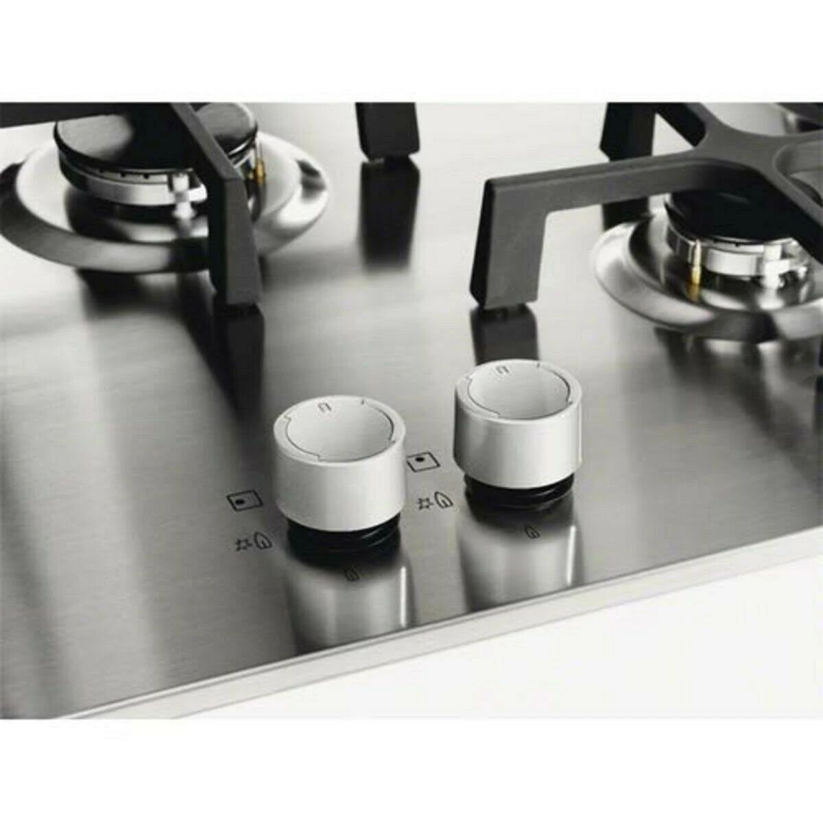 Gazowa płyta kuchenna ze stali nierdzewnej z dwoma białymi pokrętłami.