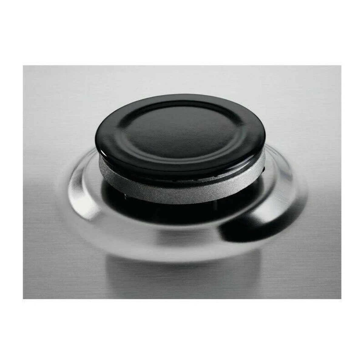 Zbliżenie czarnego palnika gazowego z srebrnym pokrętłem.