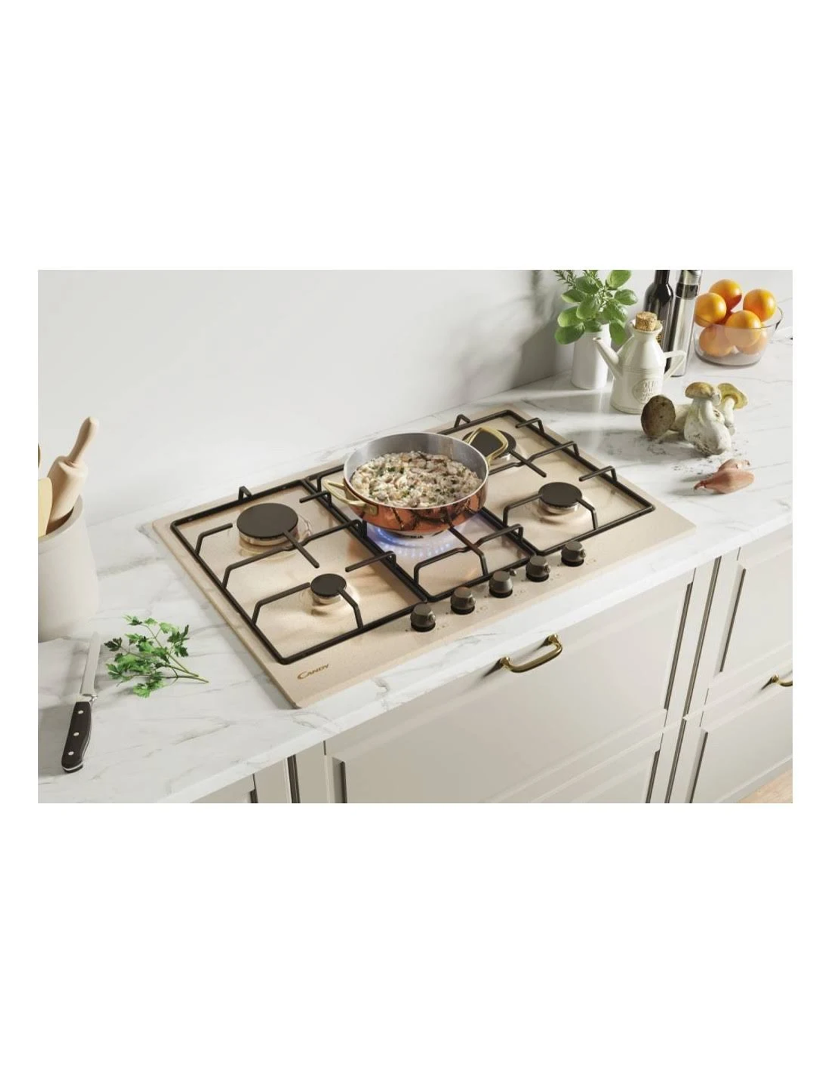 Scena kuchenna z płytą gazową, patelnią z jedzeniem i przyborami kuchennymi.