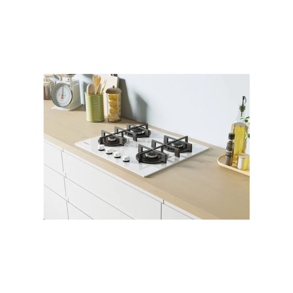 Biała szafka z białym blatem, różne przedmioty kuchenne.