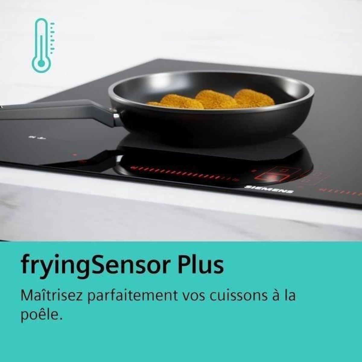 Patelnia na czarnej płycie grzewczej Siemens. Ma funkcję fryingSensor Plus. Tło jest białe.