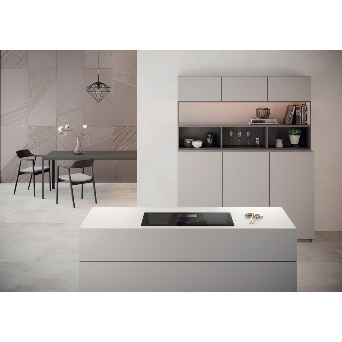 Een moderne keuken met een kookplaat op een eiland. De keuken heeft kasten en een eethoek.