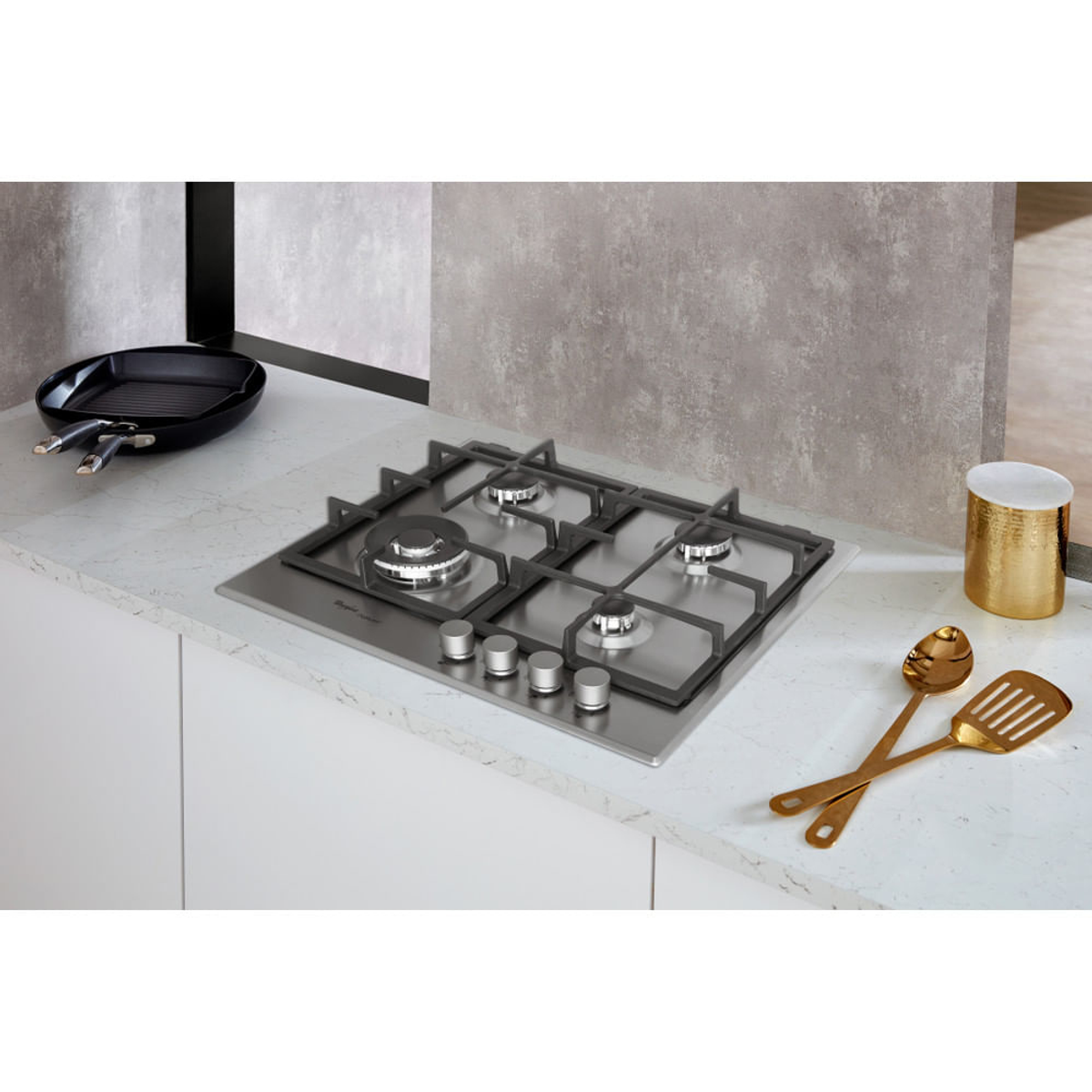 Gazowa płyta ze stali nierdzewnej z czterema palnikami, srebrnymi pokrętłami, czarną patelnią.