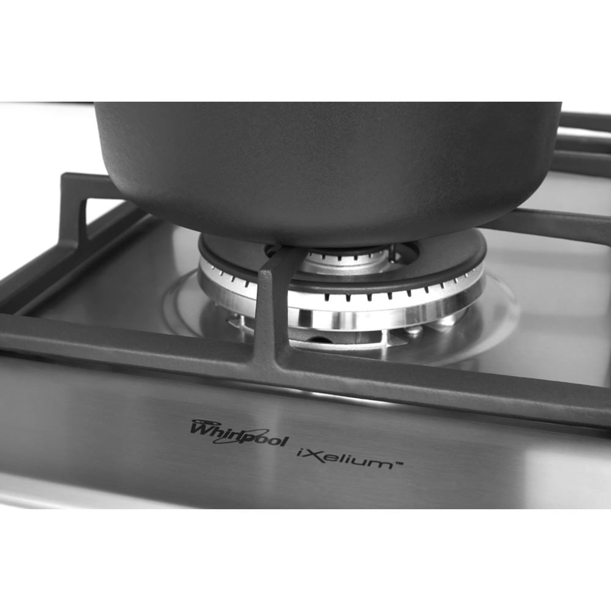 Zbliżenie garnka na palniku gazowym z logo Whirlpool.