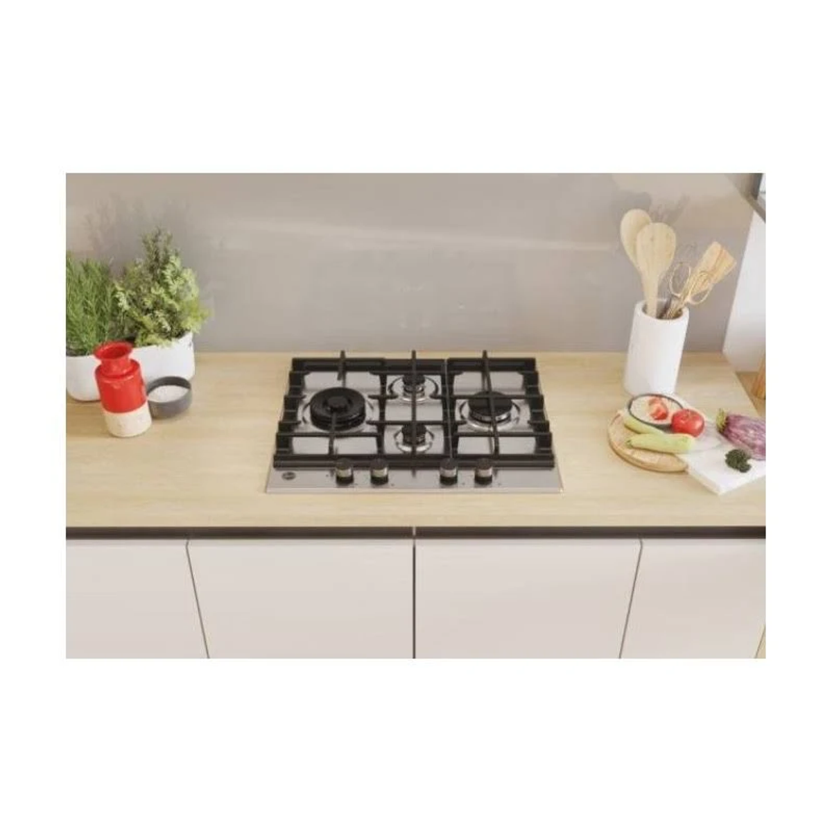 Scena di cucina con piano cottura a gas, utensili e alimenti.