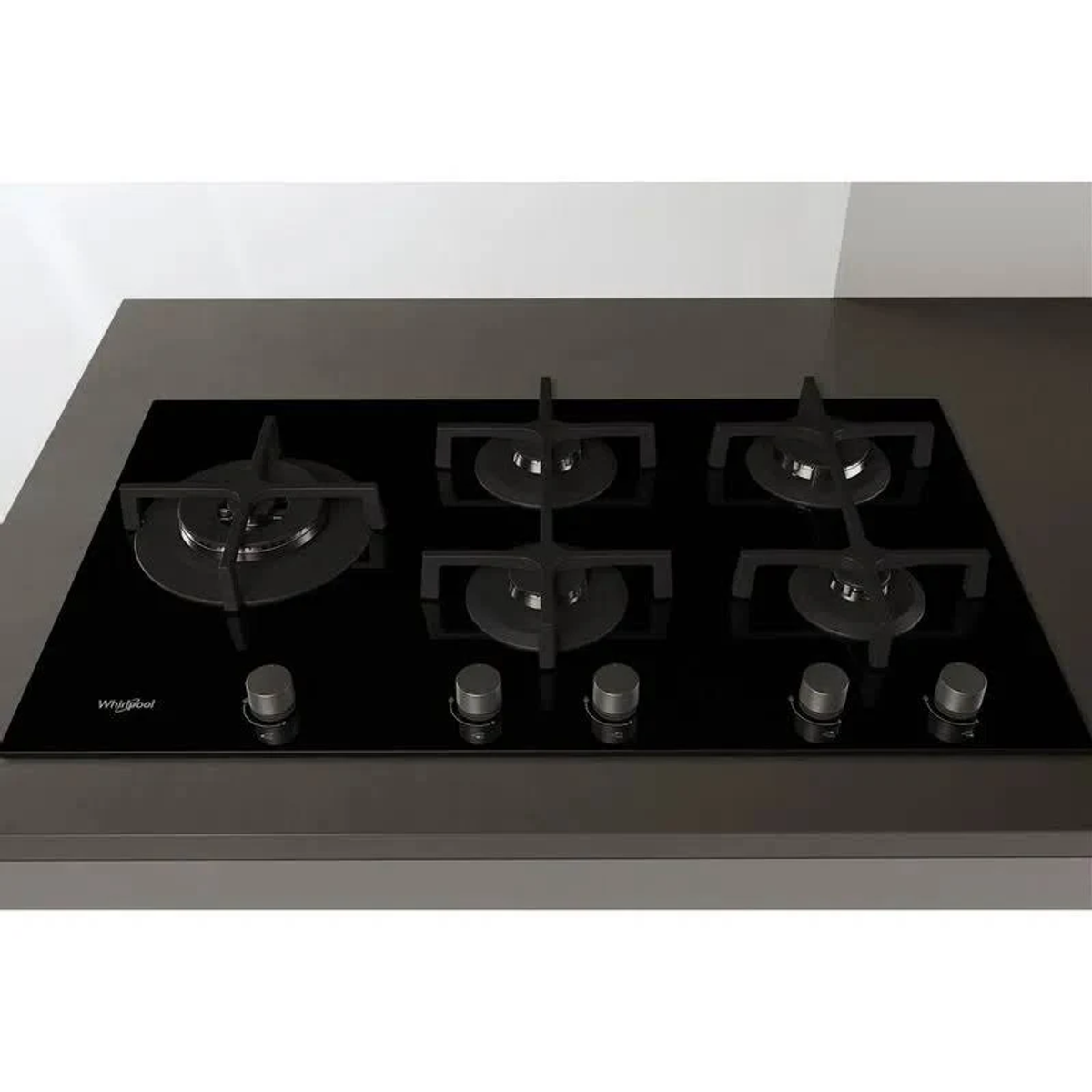 Zwarte Whirlpool gaskookplaat met vijf branders en knoppen. Donker oppervlak, modern design.