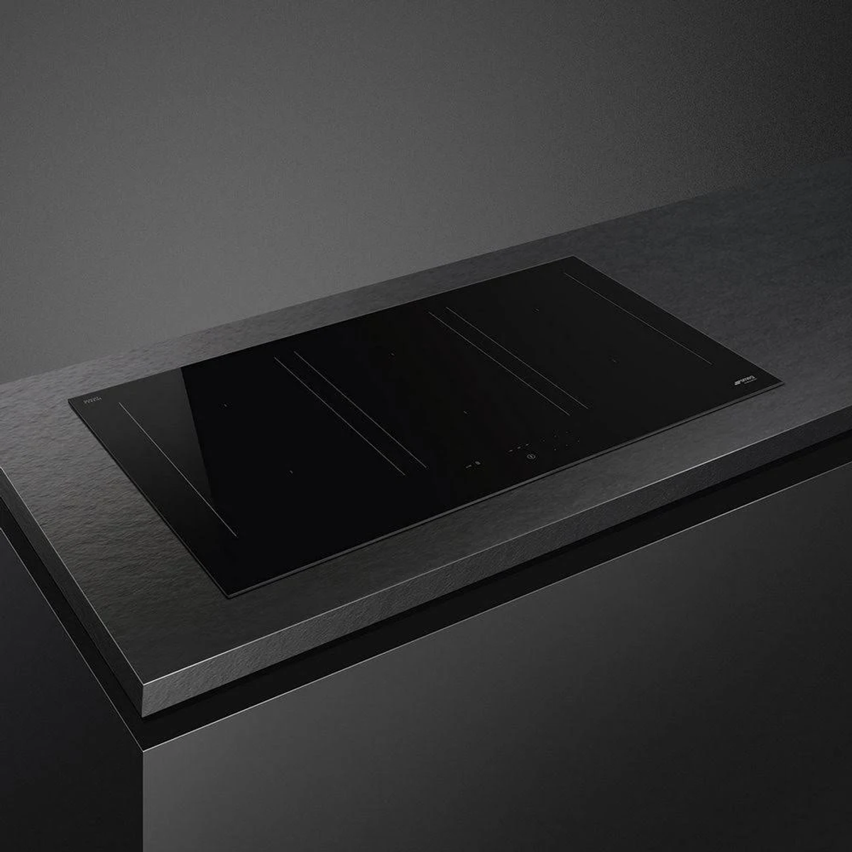 Placa negra sobre encimera negra. Diseño elegante y moderno.