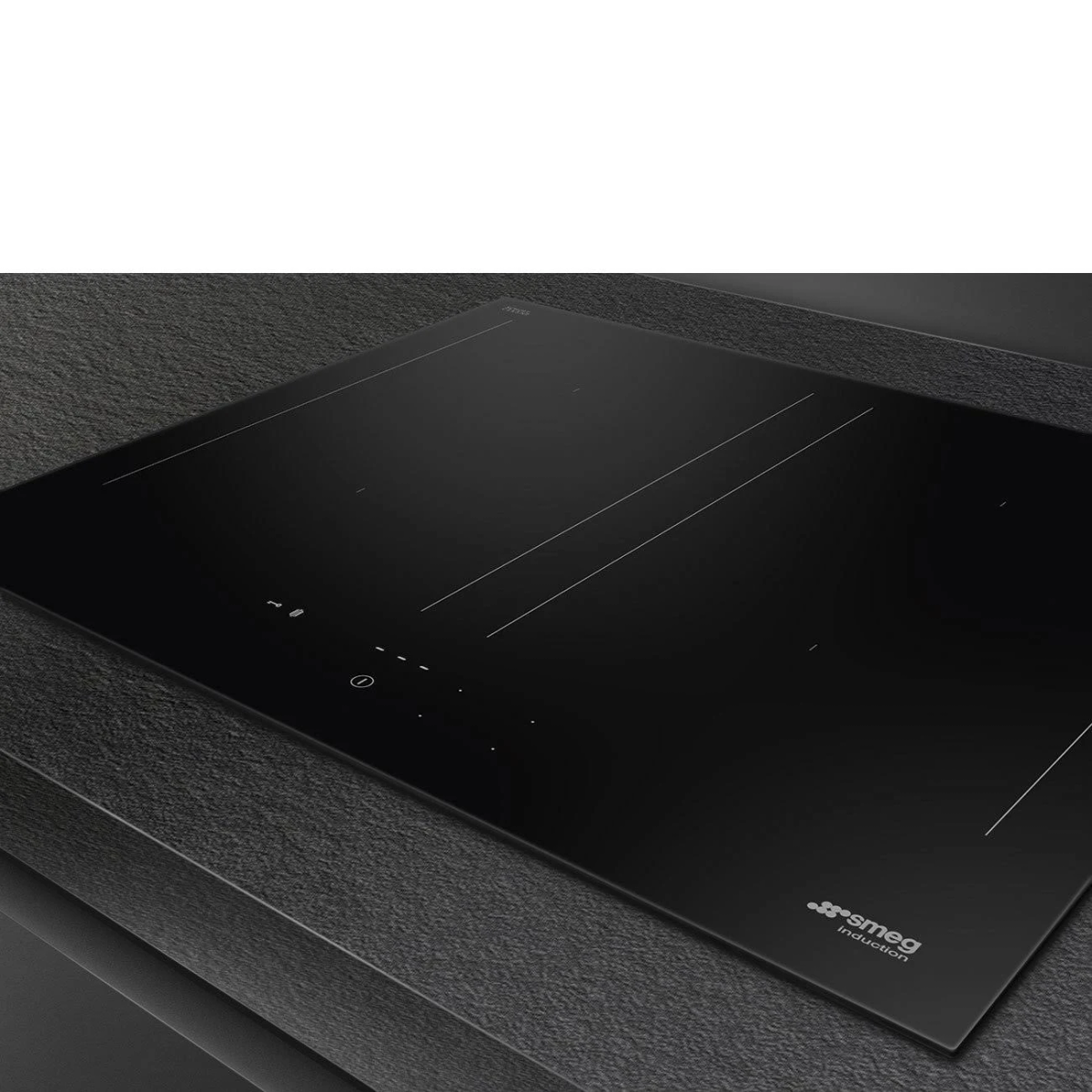 Piano cottura a induzione nero con superficie liscia e logo SMEG.