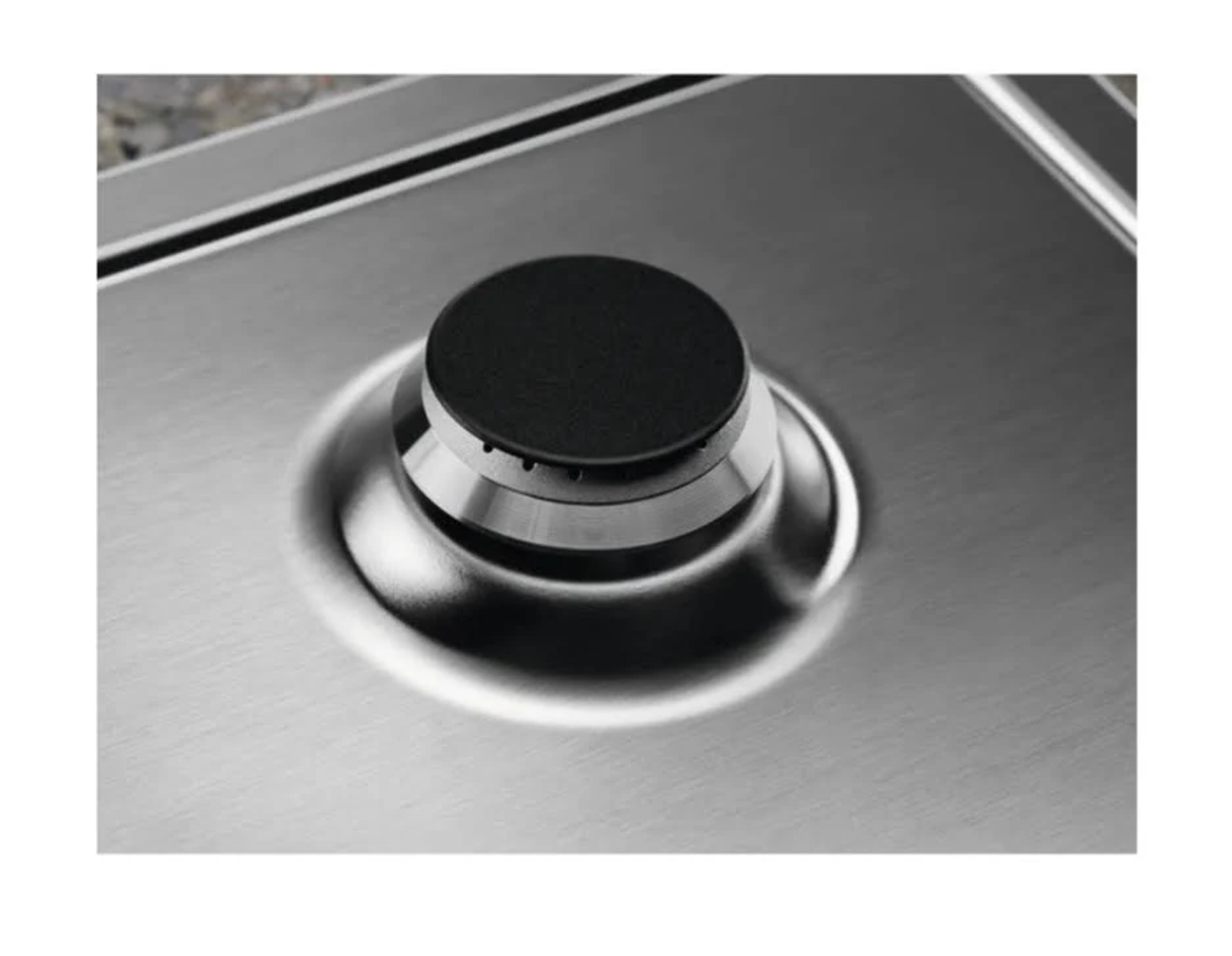 Zbliżenie czarnego palnika gazowego na metalowej powierzchni.