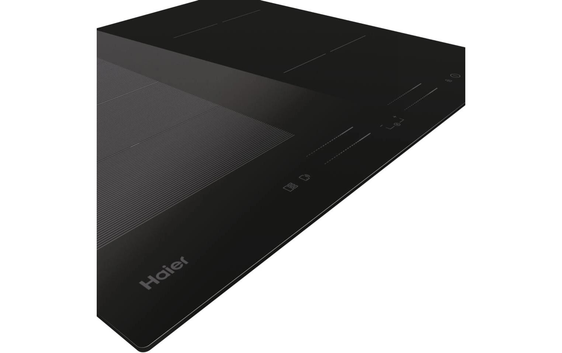 Czarna płyta indukcyjna Haier. Marka jest widoczna. Płyta ma elementy sterujące.