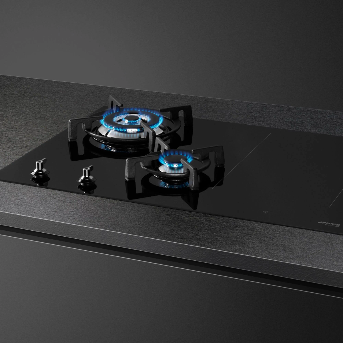 Placa de inducción negra con cuatro zonas de cocción y pantalla.