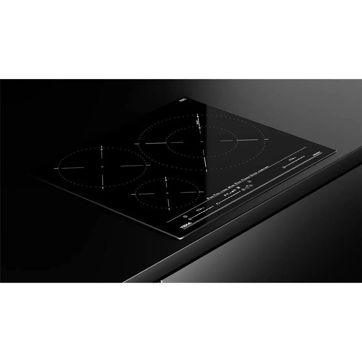 Placa de inducción Teka negra con tres zonas de cocción y encimera negra.