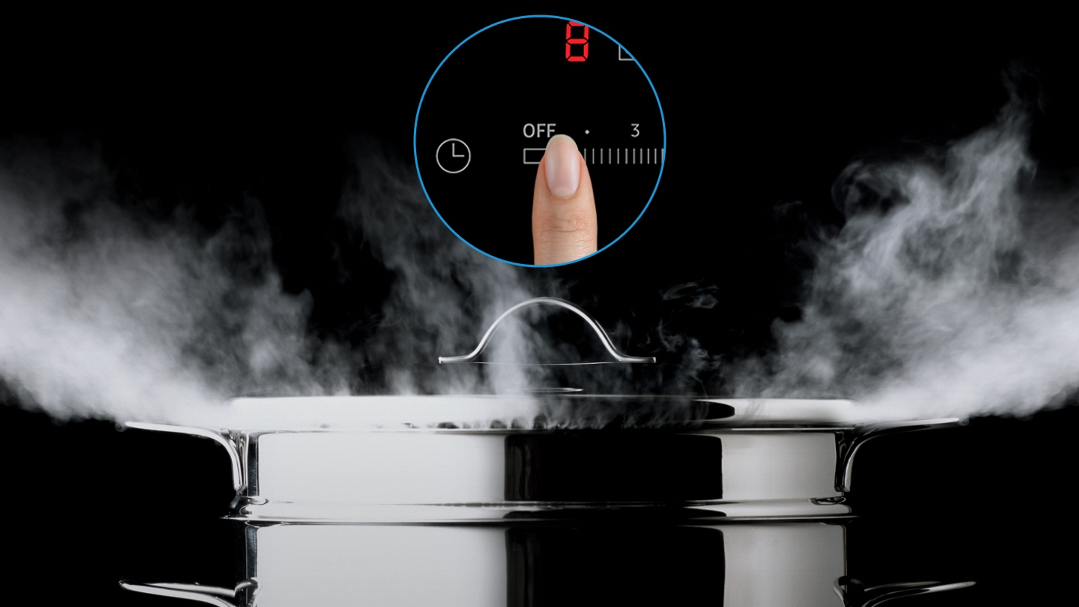 Una olla con vapor y un dedo tocando el ajuste de una cocina de inducción.