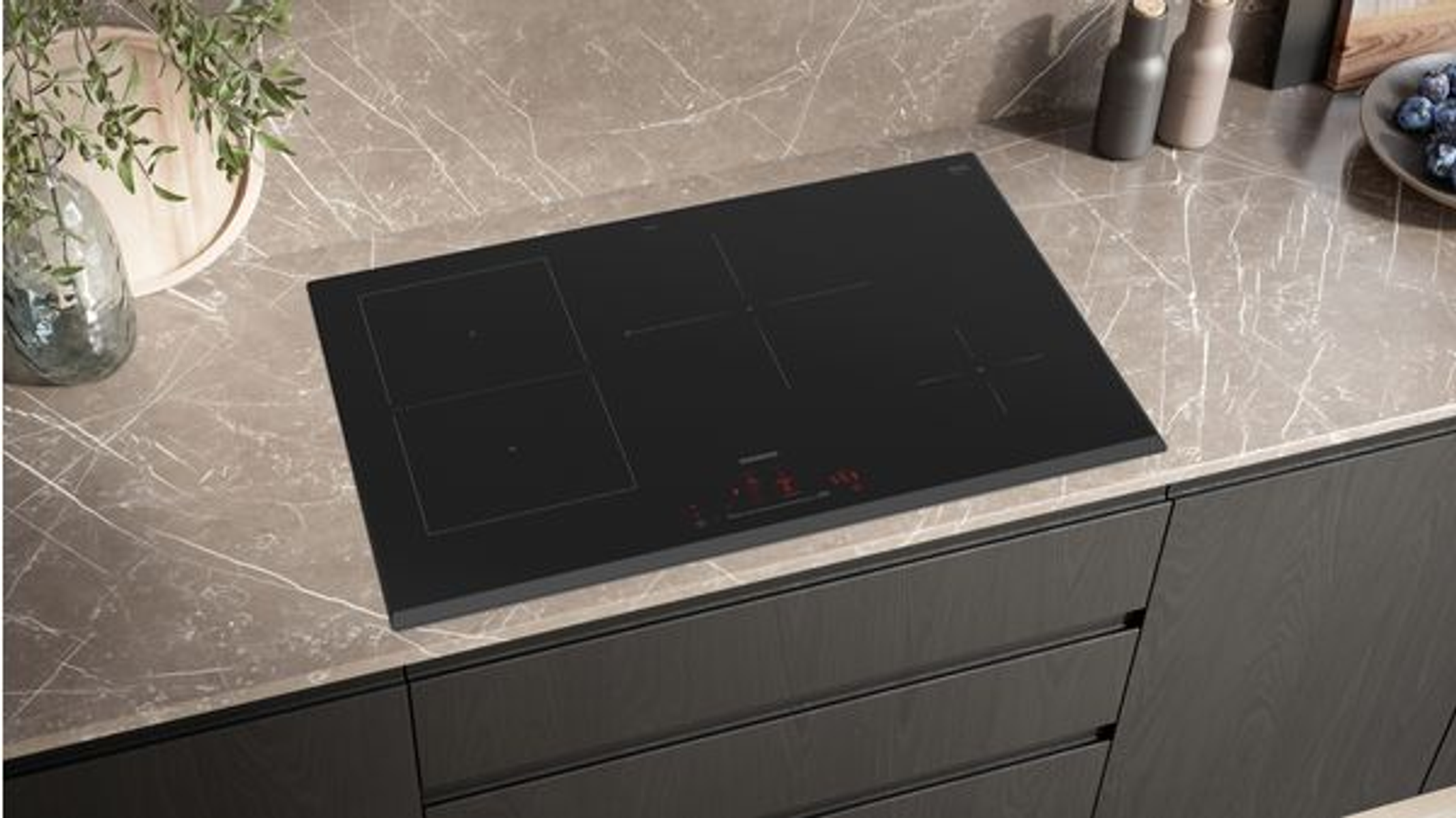 Una mano che preme un pulsante rosso con l'etichetta 'Touch Control' con tre cerchi neri su sfondo bianco.