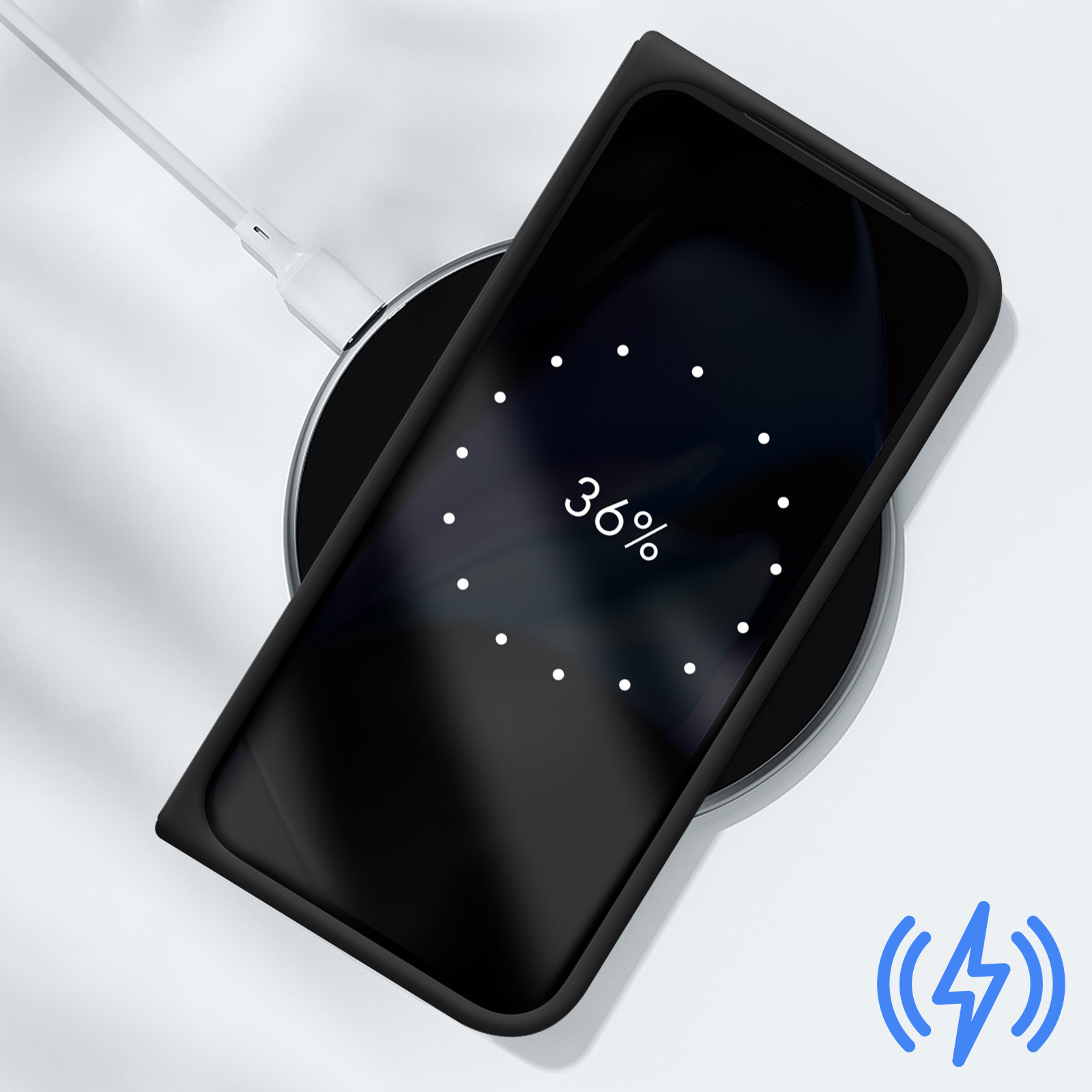Ein Telefon auf einem kabellosen Ladegerät. Das Telefon zeigt 36% Ladung an.