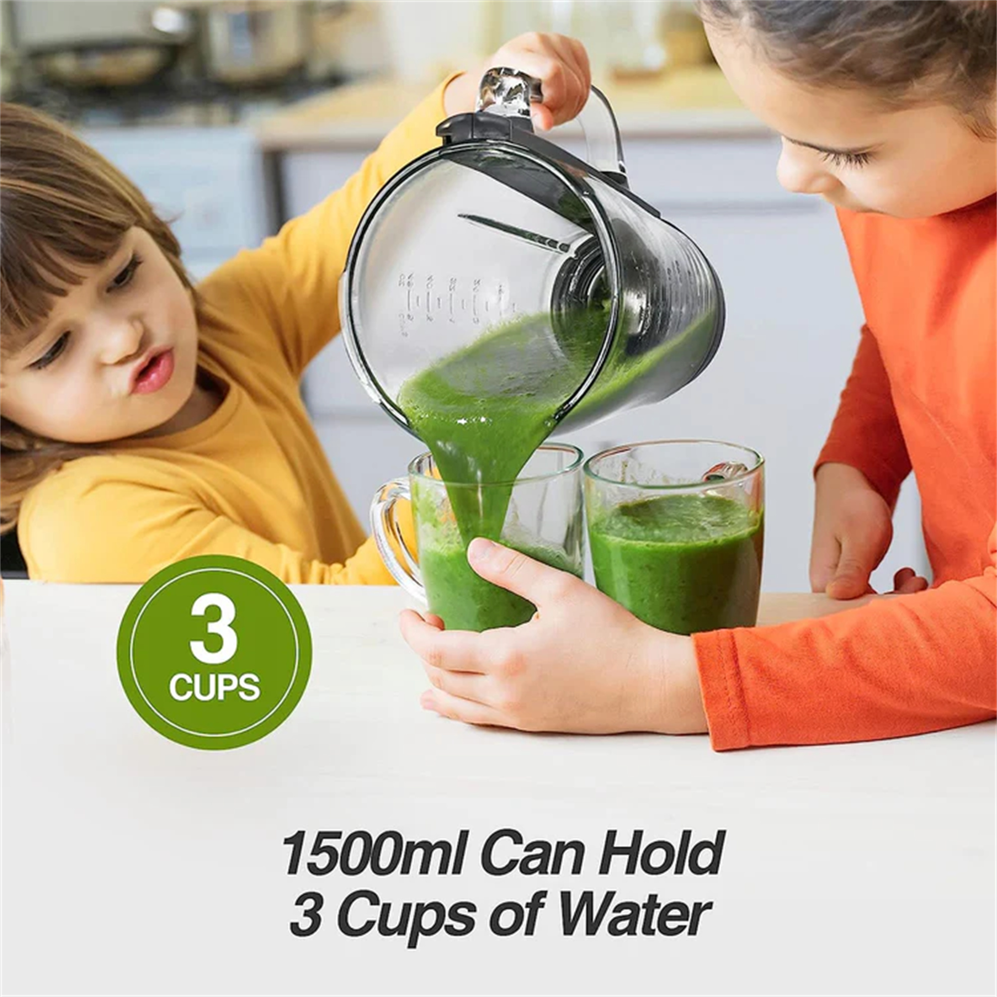 Zwei Kinder gießen grünen Smoothie aus einem Krug in Gläser. Text sagt 3 Tassen und 1500 ml können 3 Tassen halten.