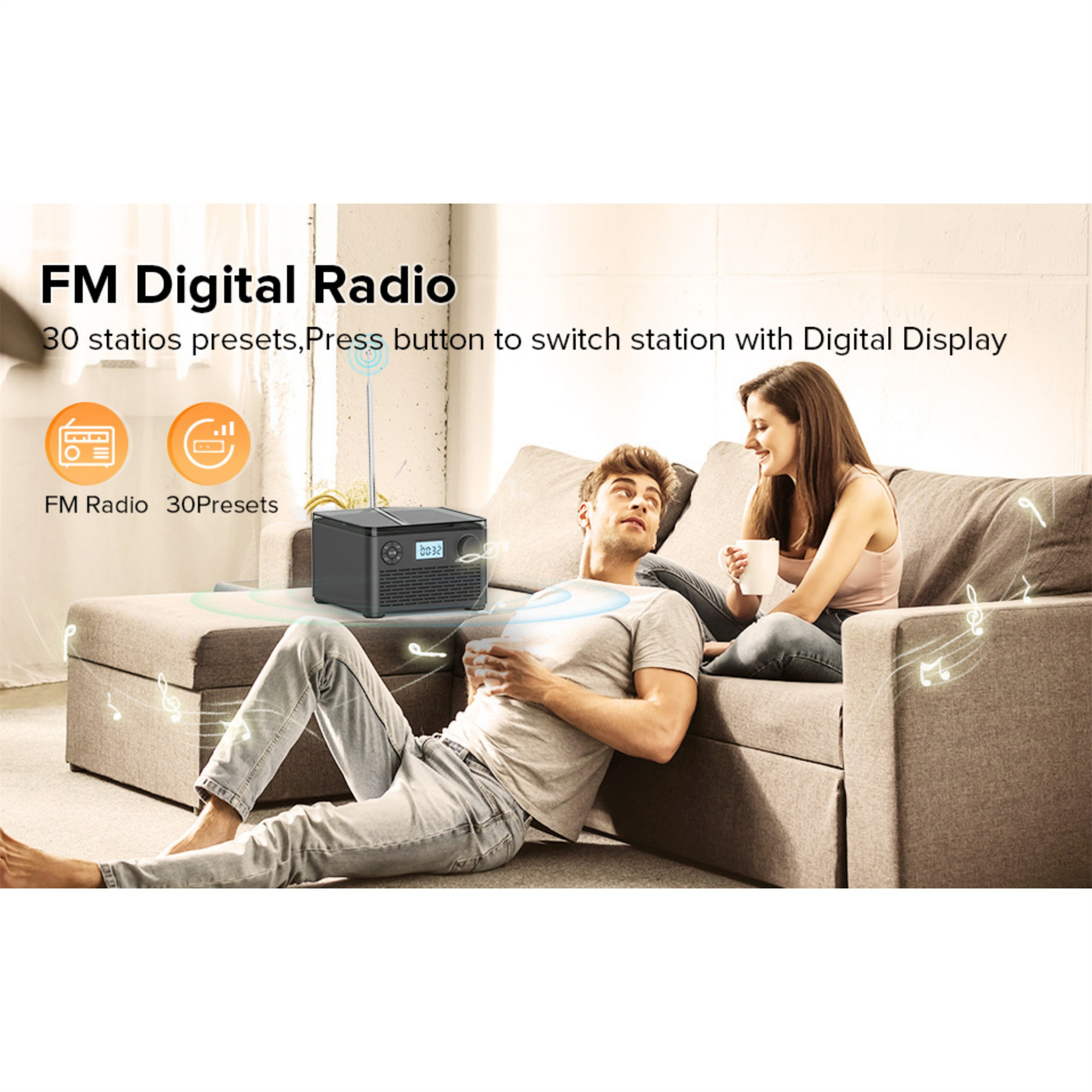 Ein Mann und eine Frau mit einem Radio. Der Mann sitzt auf dem Boden, die Frau auf dem Sofa.
