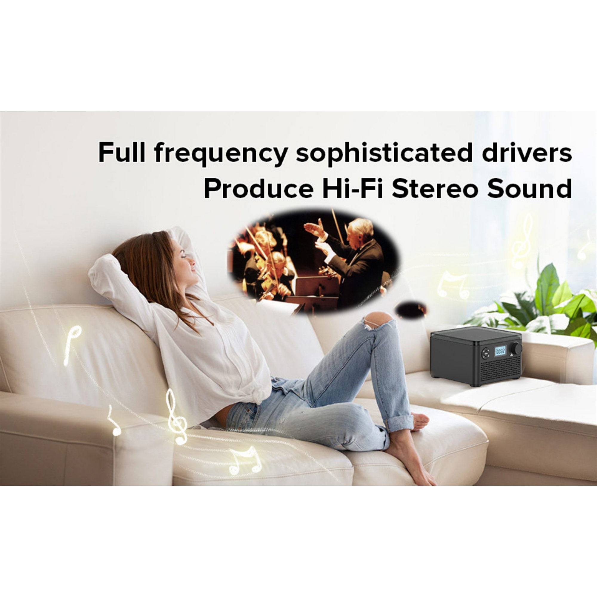 Frau auf einem Sofa hört Musik. Eine Musiknoten-Grafik fliegt herum. Ein kleines schwarzes Gerät ist im Bild.