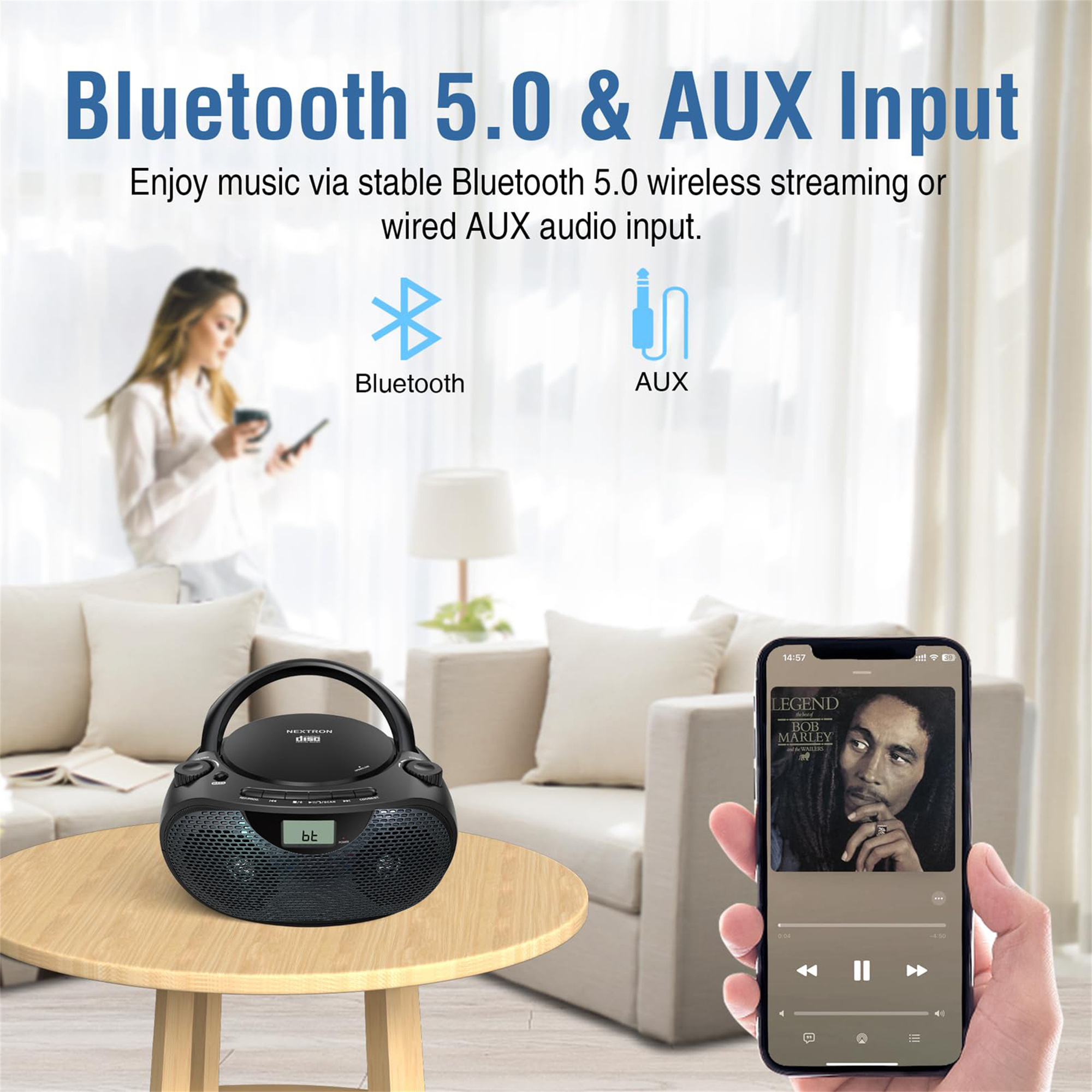 Bluetooth-Lautsprecher und ein Smartphone. Das Telefon spielt Musik ab. Der Lautsprecher steht auf einem Holztisch.