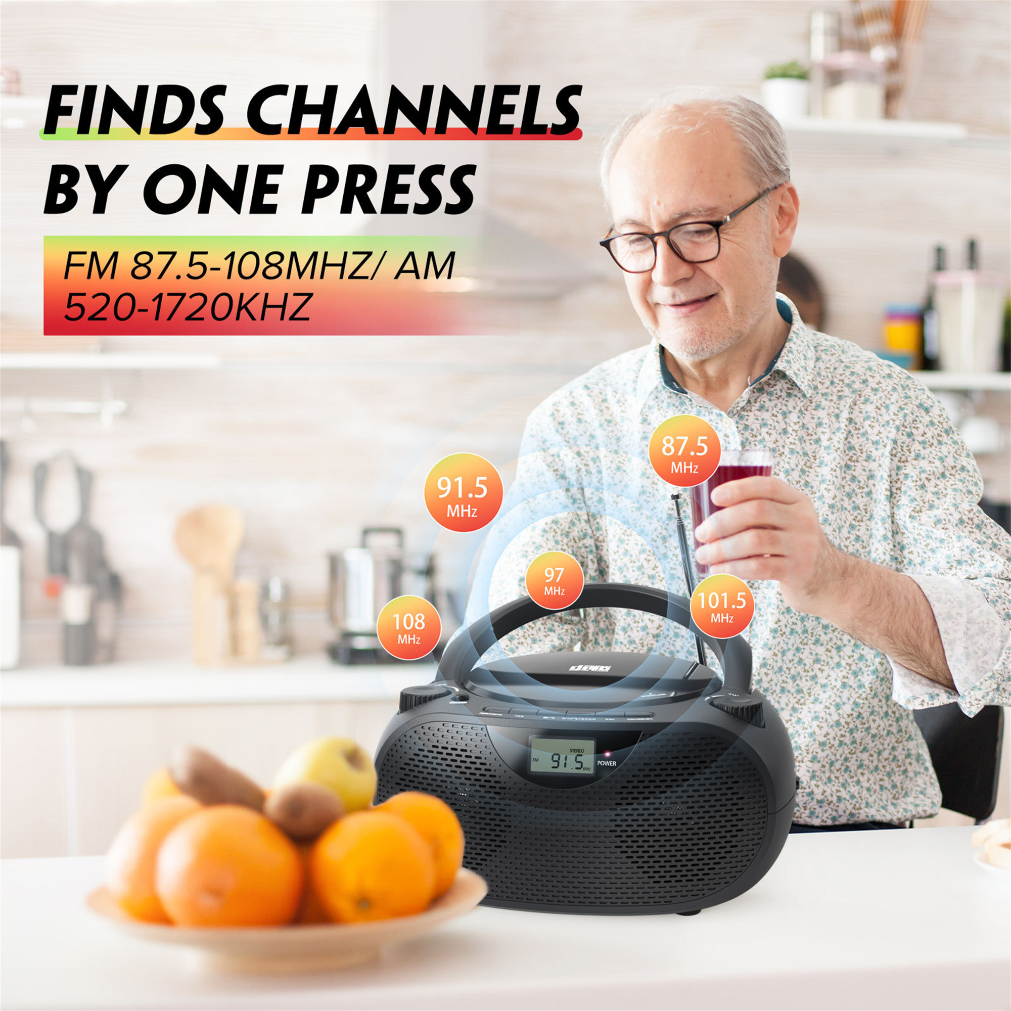 Ein älterer Mann, der einem schwarzen Radio zuhört, mit Orangen im Vordergrund.