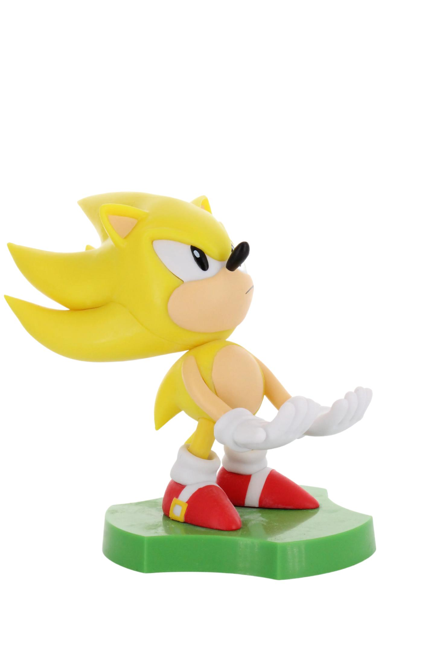 Personaggio giocattolo Super Sonic, giallo con scarpe rosse, su base verde, di profilo.