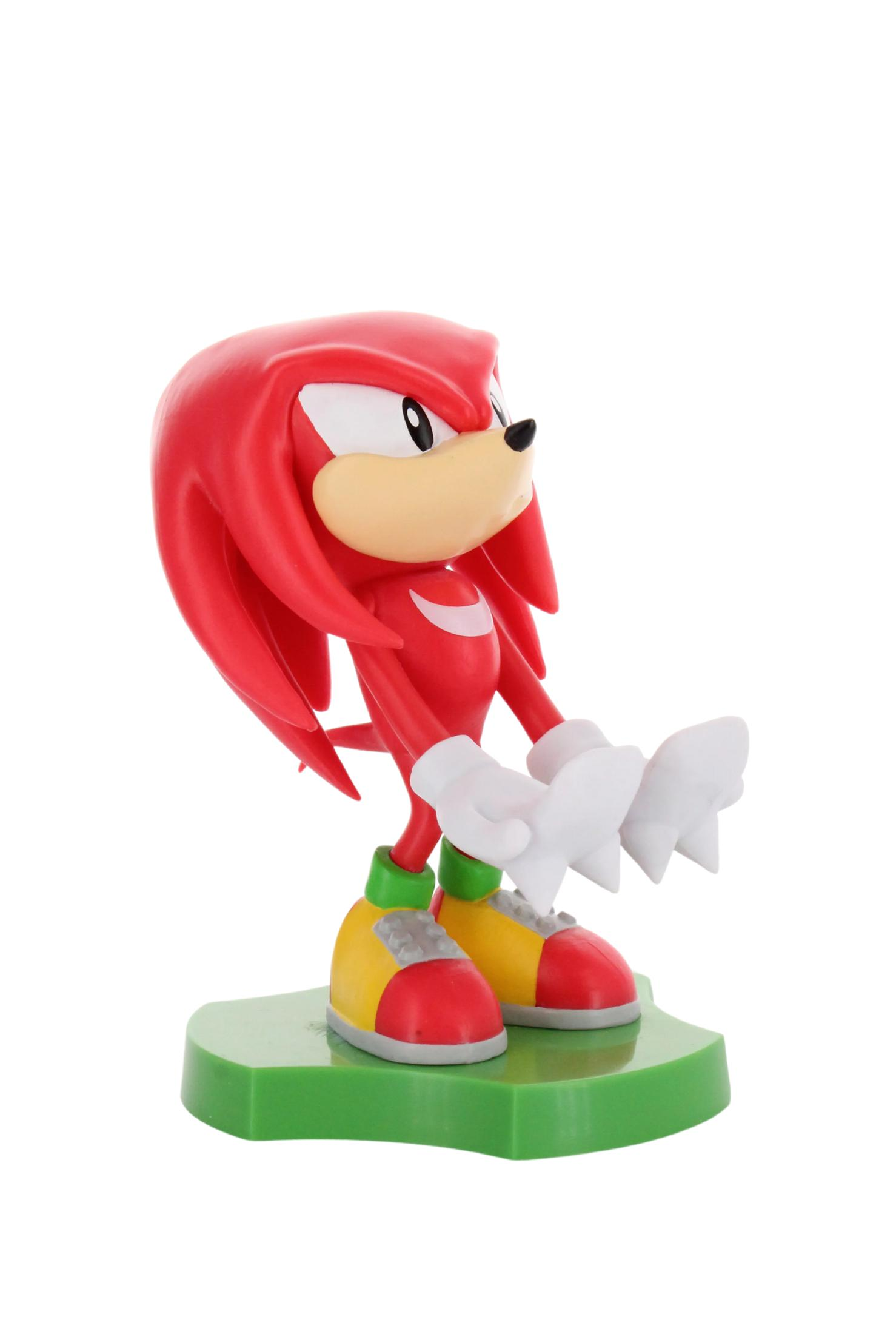 Figurka Knuckles na zielonej podstawie, czerwone ciało, białe rękawice i kolczaste włosy.