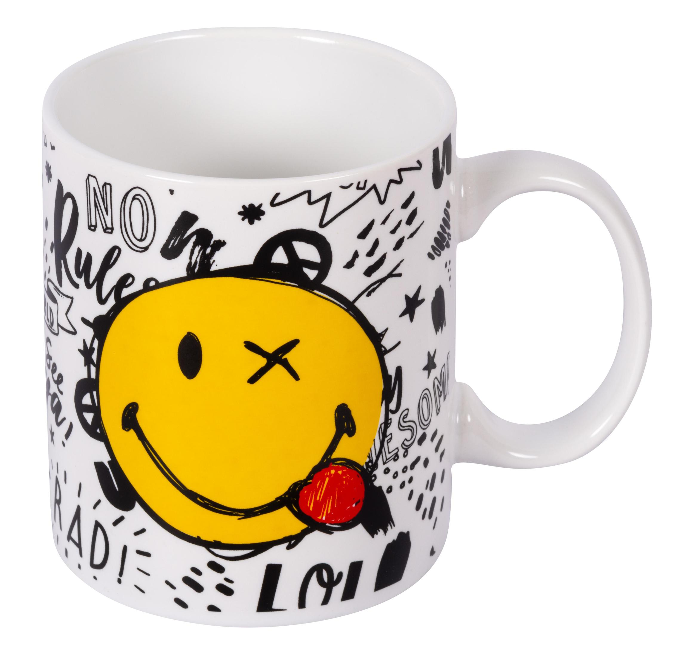 Eine weiße Tasse mit einem Smiley und verschiedenen Kritzeleien. Die Tasse steht auf weißem Untergrund.