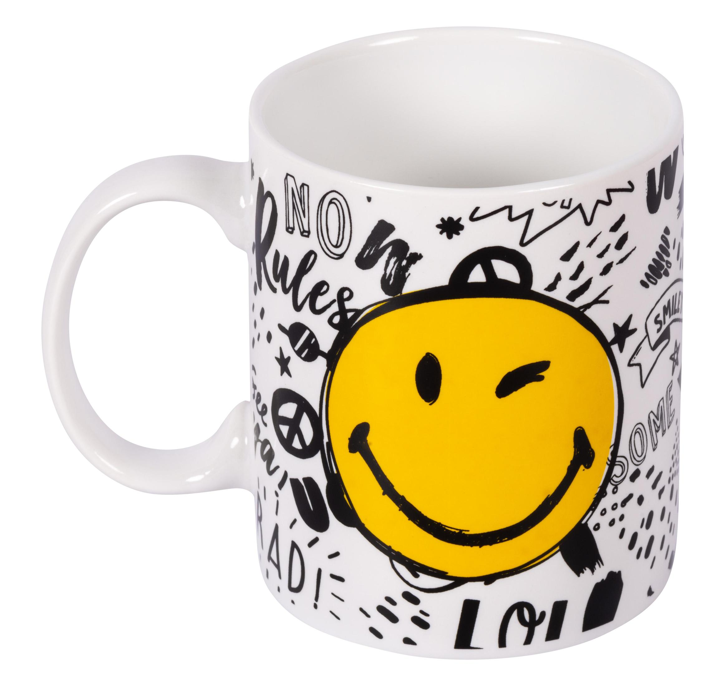 Weißer Becher mit gelbem zwinkerndem Smiley und Kritzeleien. Isoliert auf Weiß.