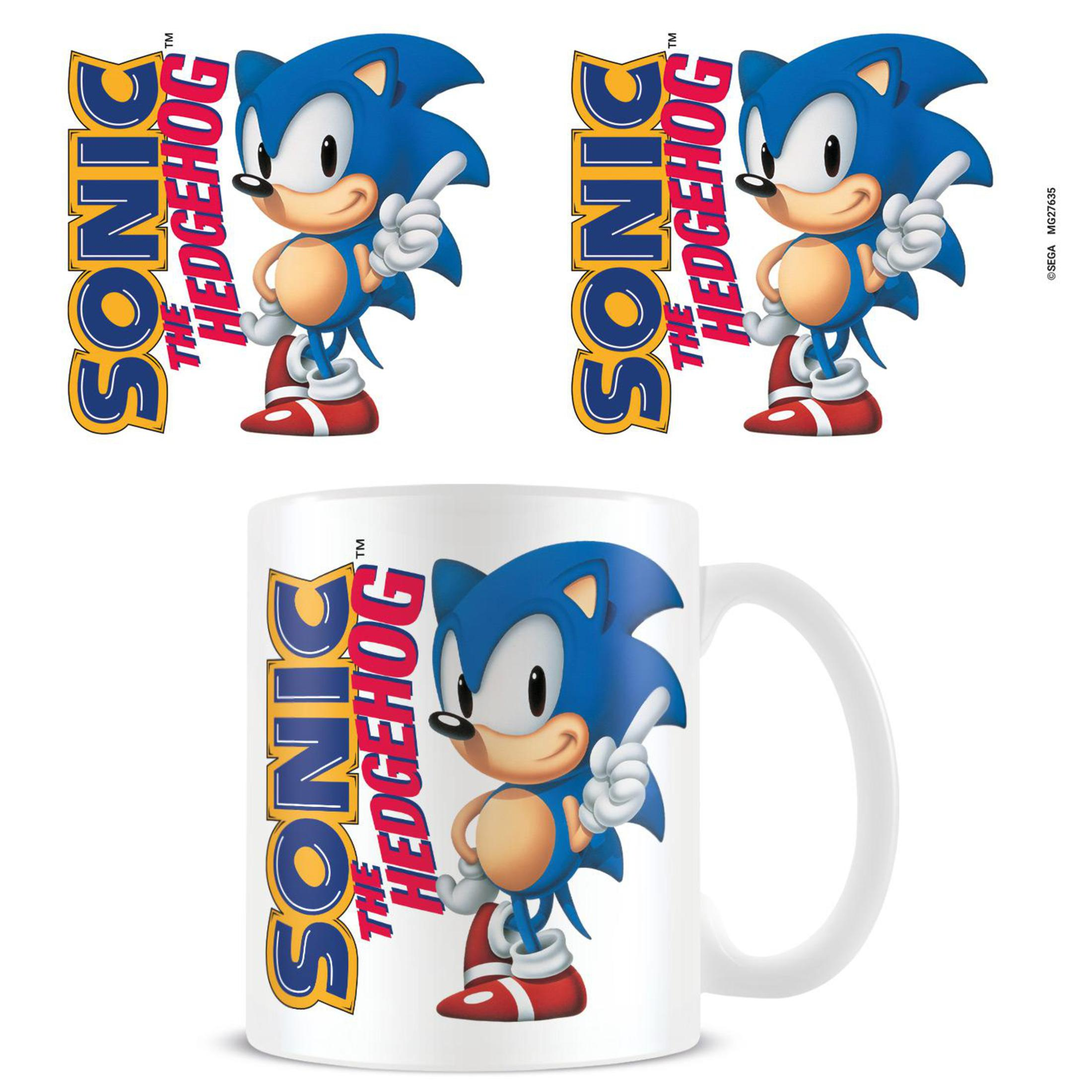 Sonic the Hedgehog-Tasse und zwei Aufkleber. Tasse zeigt Sonic, Aufkleber zeigen Sonics Logo.