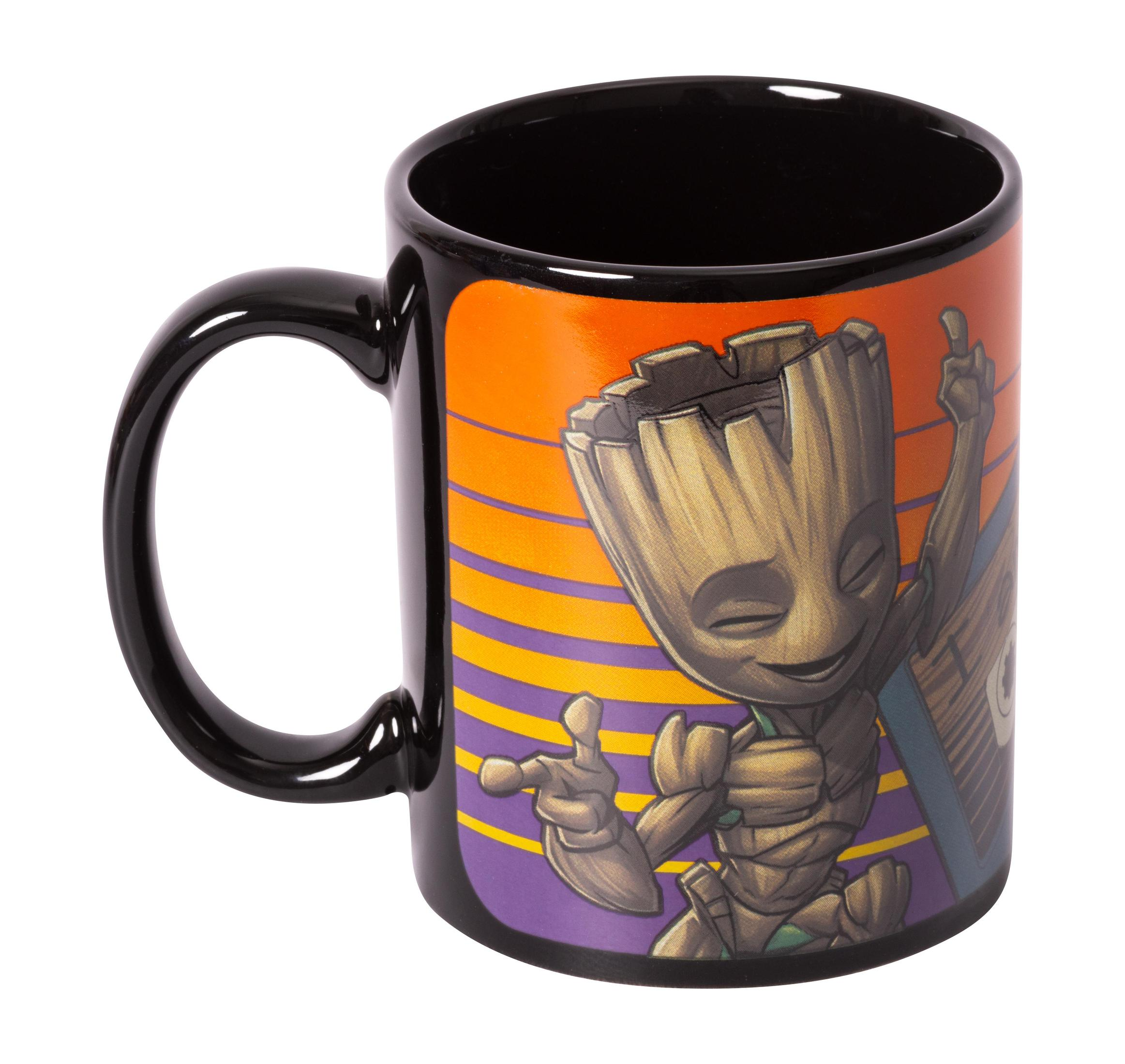 Mug avec un personnage de Groot dessus. Le fond est orange et violet avec une bande jaune.