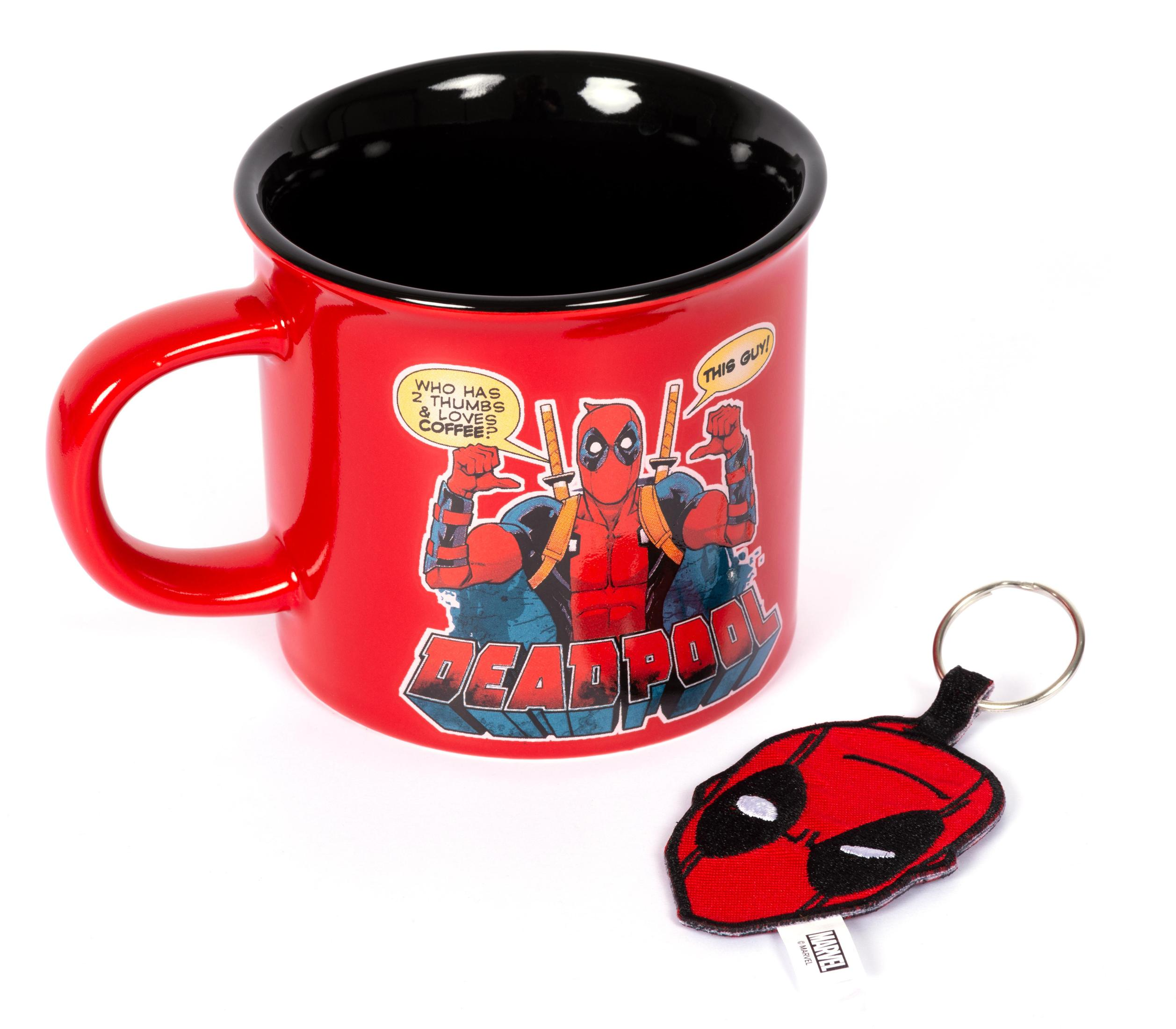 Rote Deadpool-Tasse mit passendem Schlüsselanhänger. Die Tasse hat ein Deadpool-Bild.