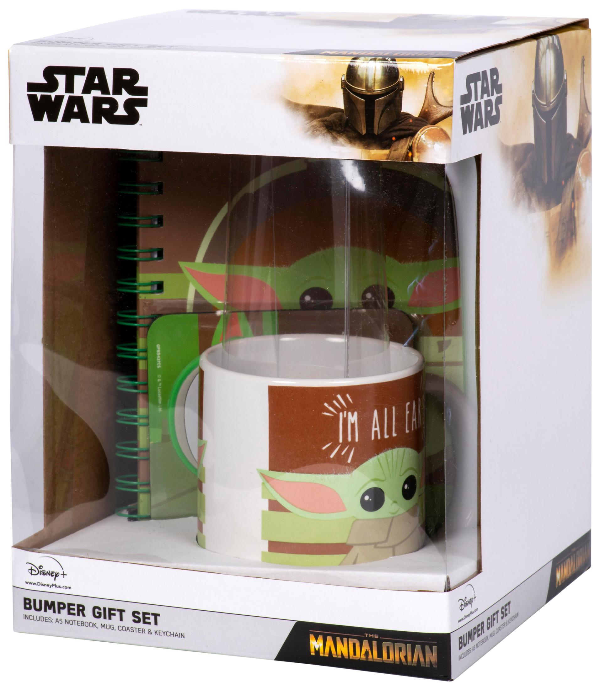 Ein Star Wars-Geschenkset wird gezeigt. Es enthält ein Notizbuch, einen Becher, einen Untersetzer und einen Schlüsselanhänger mit Grogu-Bild.