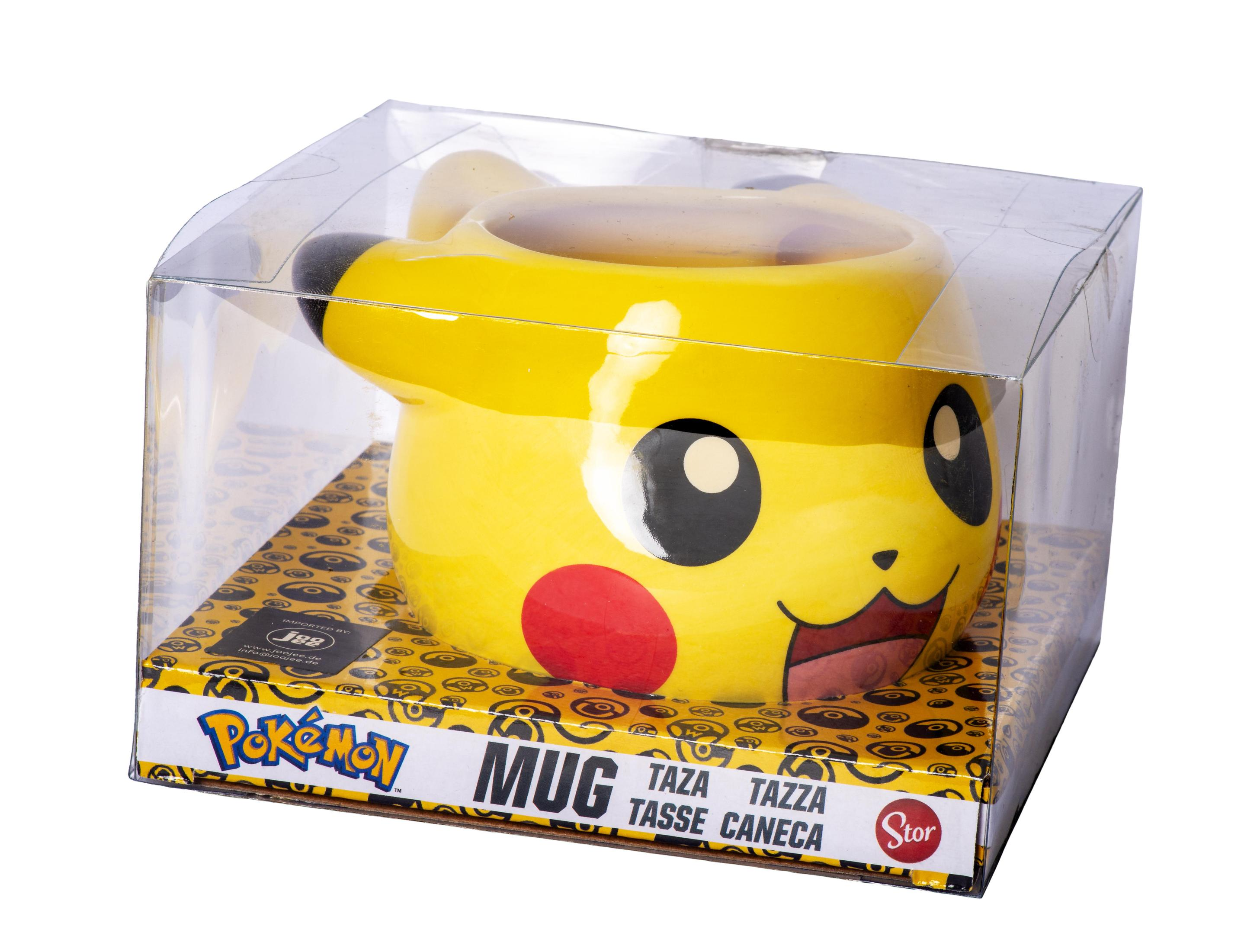 Mug Pikachu dans une boîte en plastique transparent, sur une base jaune et noire.