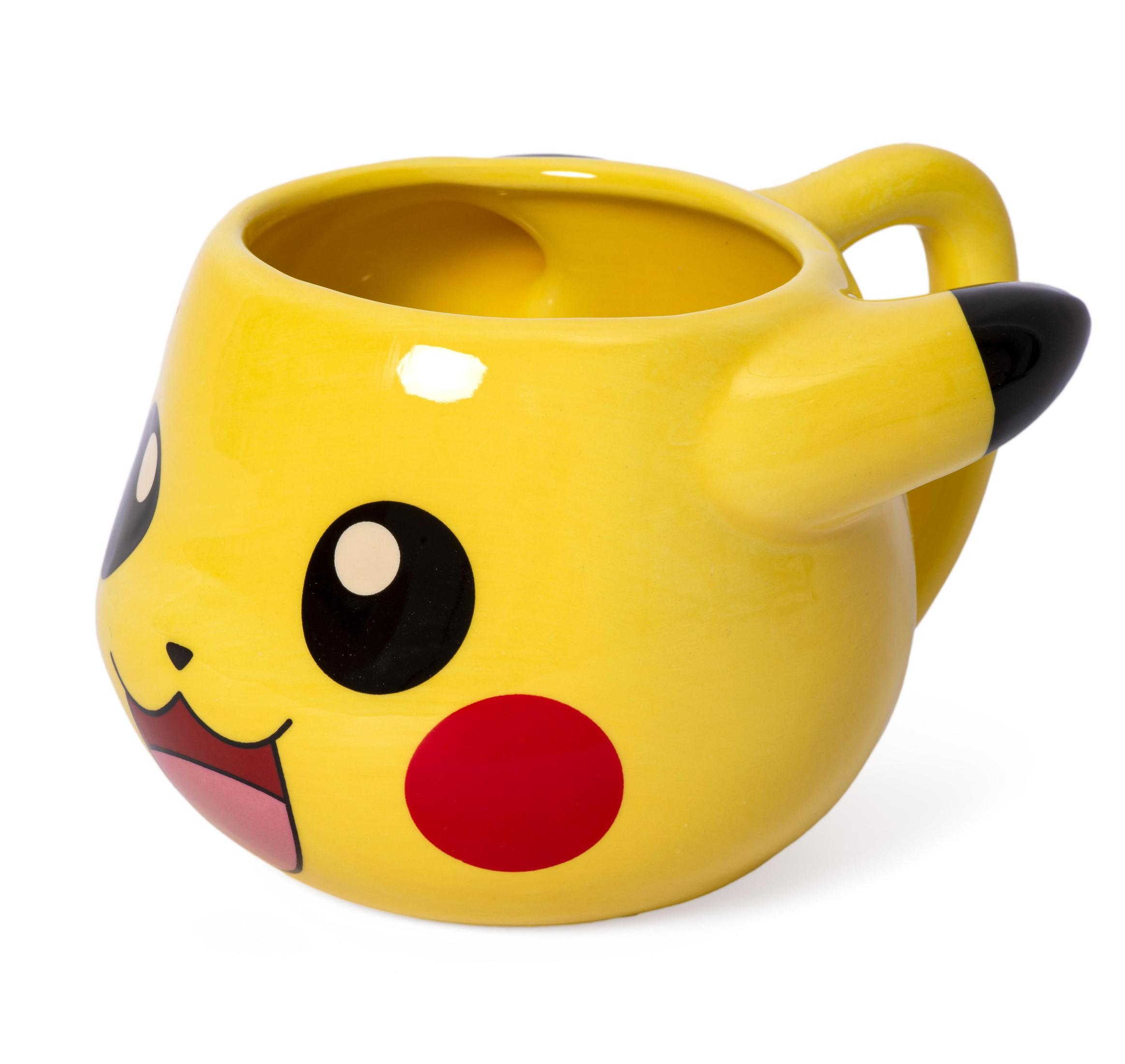 Une tasse Pikachu jaune est présentée. Elle a un visage de Pikachu avec des oreilles noires et une joue rouge.